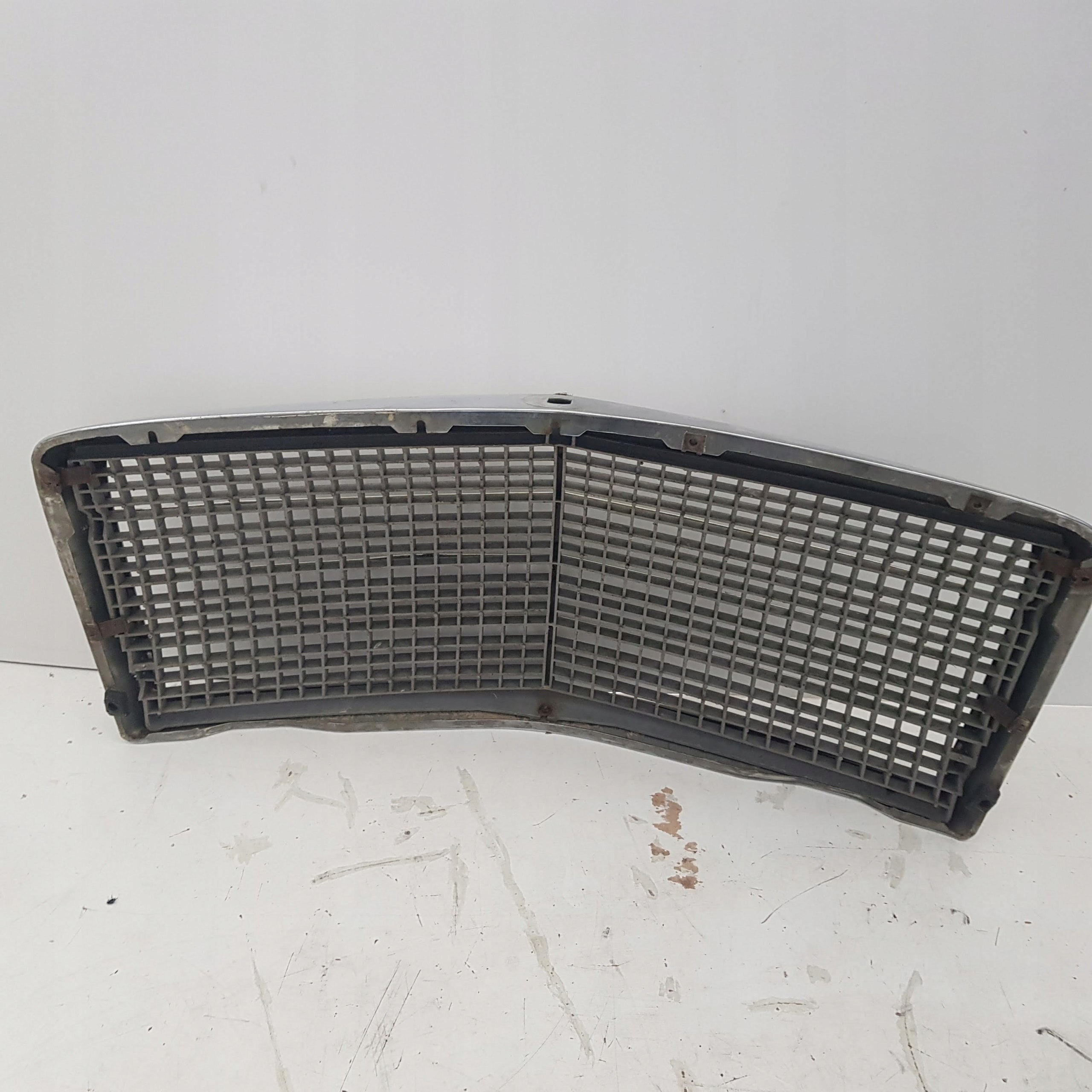 Kühlergrill Mercedes W116 FRONTGRILL A1168880023 Kühlergitter