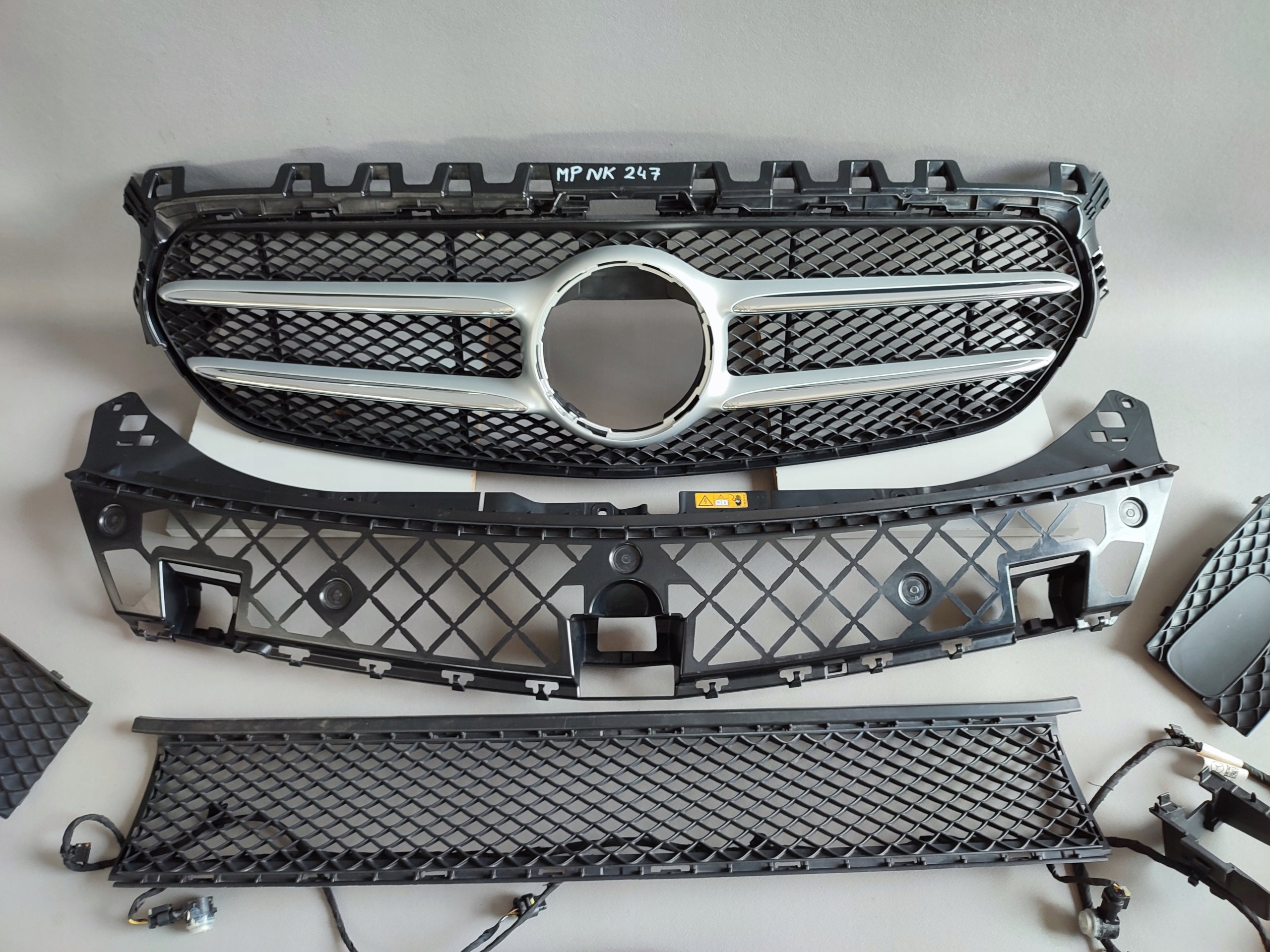 Kühlergrill Mercedes W247 A247 FRONTGRILL A2478885700 Kühlergitter