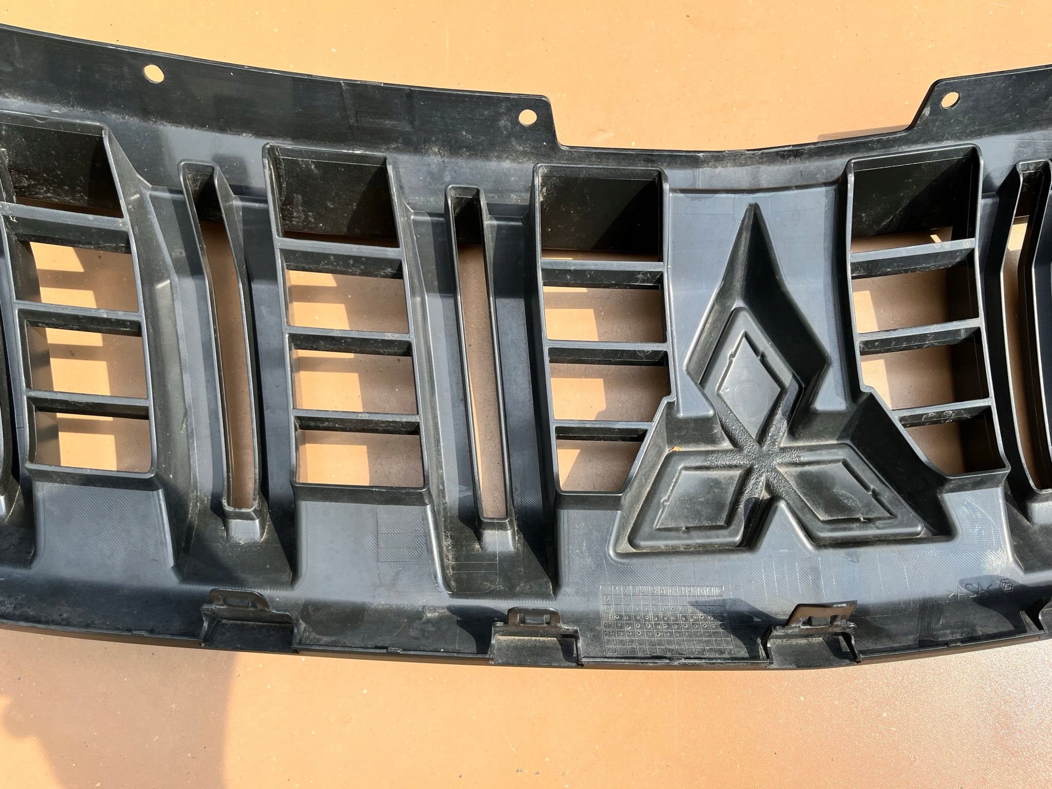 Kühlergrill Mitsubishi  FRONTGRILL 7450A885 Kühlergitter