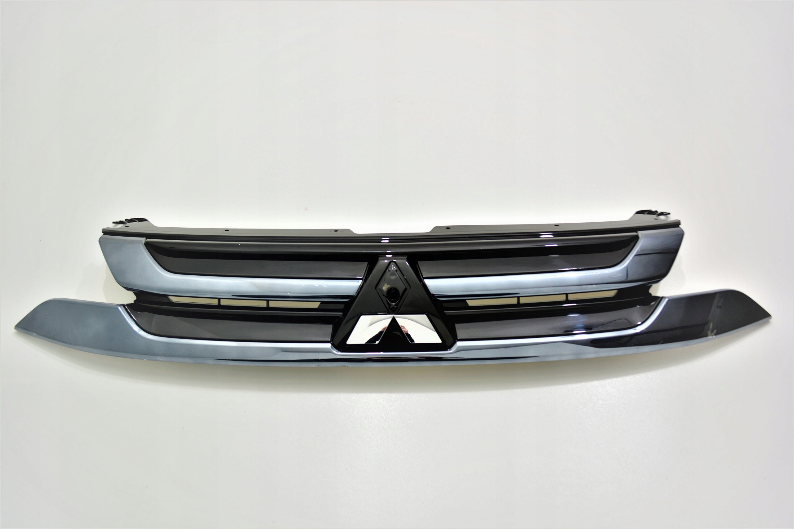  Radiator grille Mitsubishi OUTLANDER FRONT GRILL 7450A992 Radiator grille product image