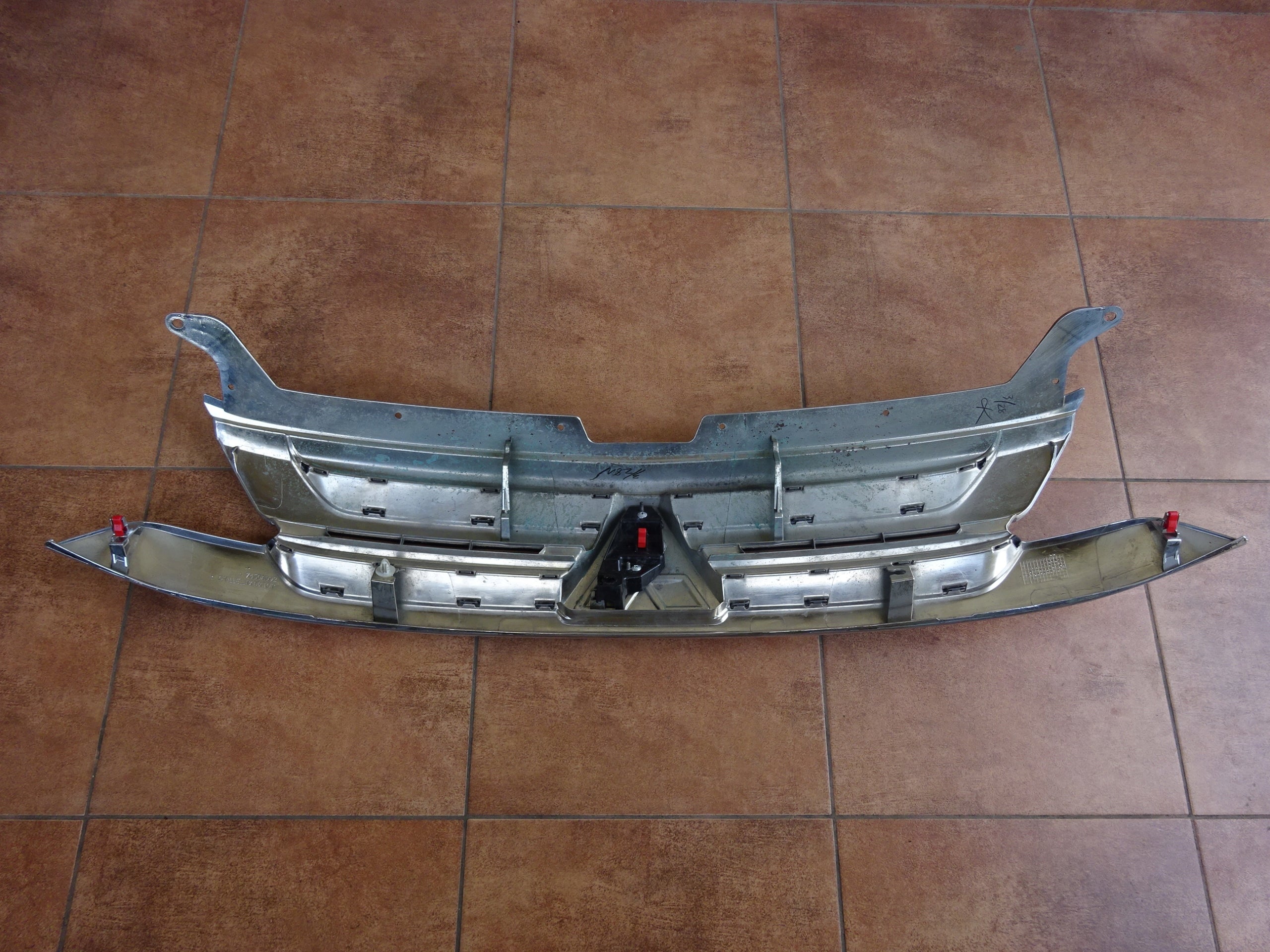 Kühlergrill Mitsubishi OUTLANDER FRONTGRILL 7450A992 Kühlergitter