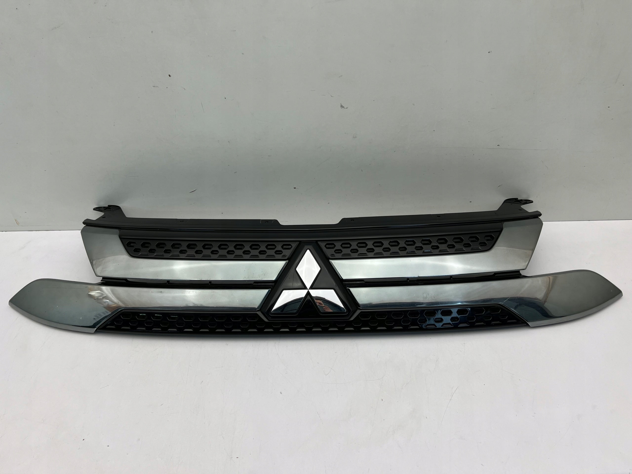  Kühlergrill Mitsubishi OUTLANDER FRONTGRILL 7450B298 Kühlergitter product image