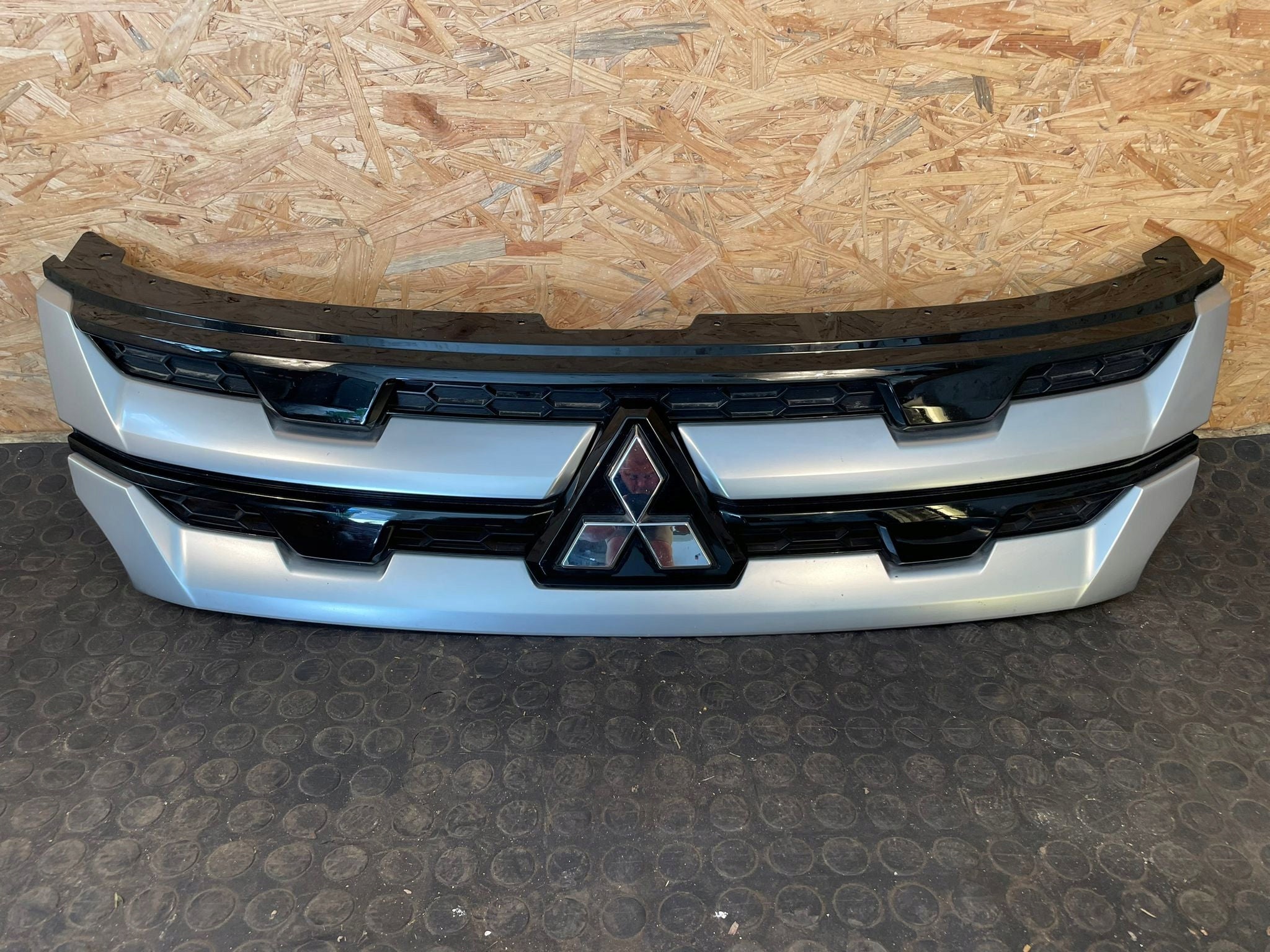  Kühlergrill Mitsubishi OUTLANDER FRONTGRILL 7450B303 Kühlergitter product image