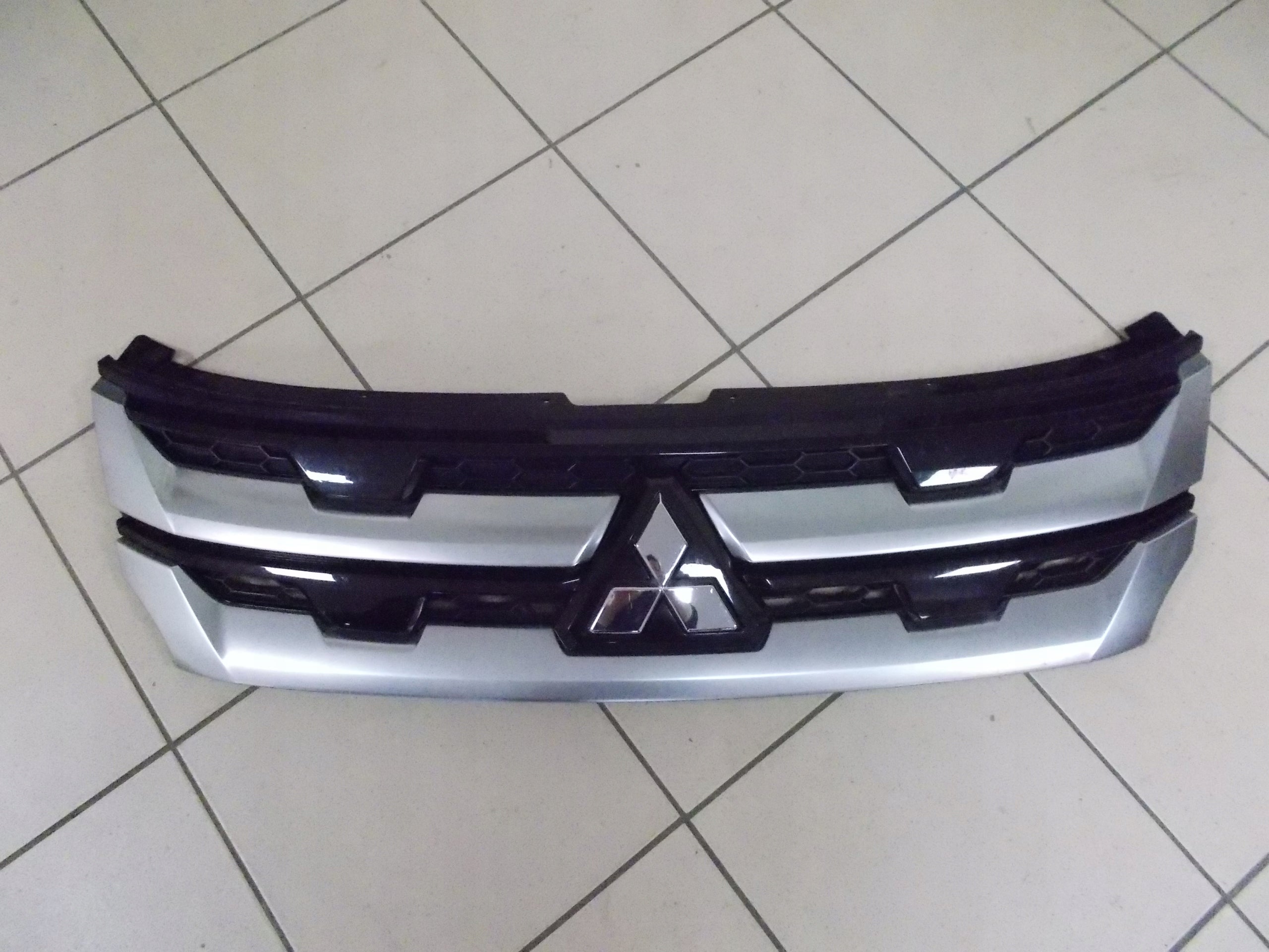  Kühlergrill Mitsubishi OUTLANDER FRONTGRILL 7450B303 Kühlergitter product image