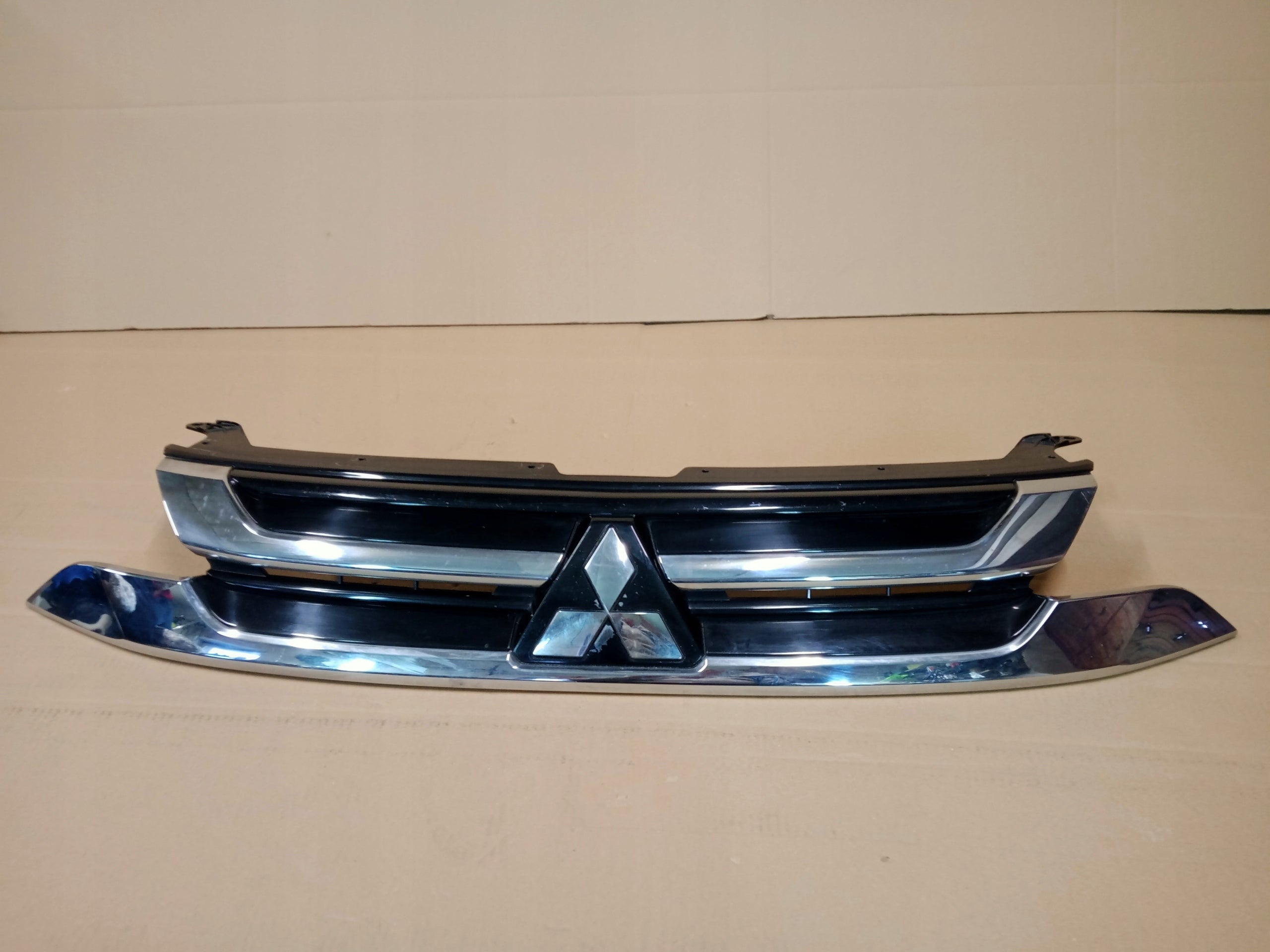 Kühlergrill Mitsubishi OUTLANDER FRONTGRILL 7450A992 Kühlergitter