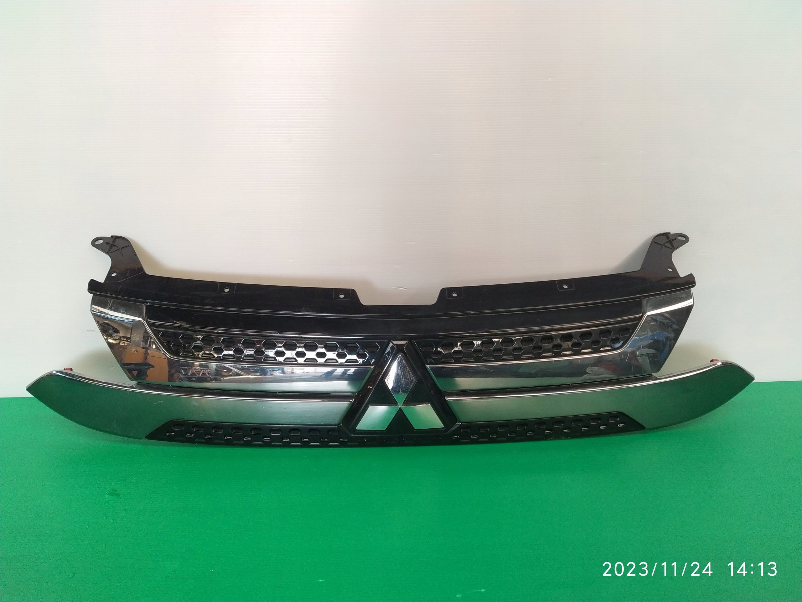 Kühlergrill Mitsubishi OUTLANDER FRONTGRILL 7450B308 Kühlergitter