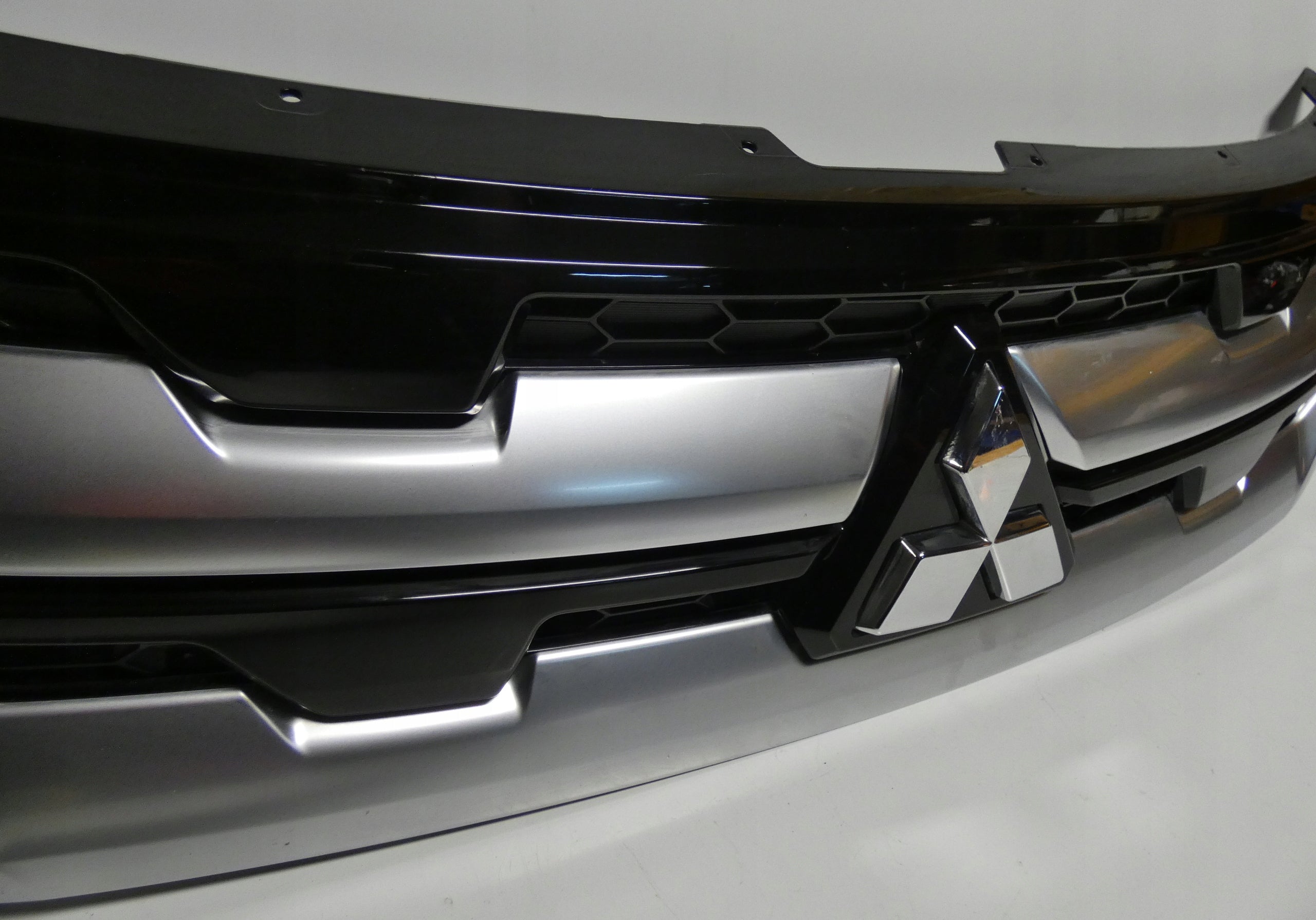 Kühlergrill Mitsubishi OUTLANDER FRONTGRILL 7450B303 Kühlergitter