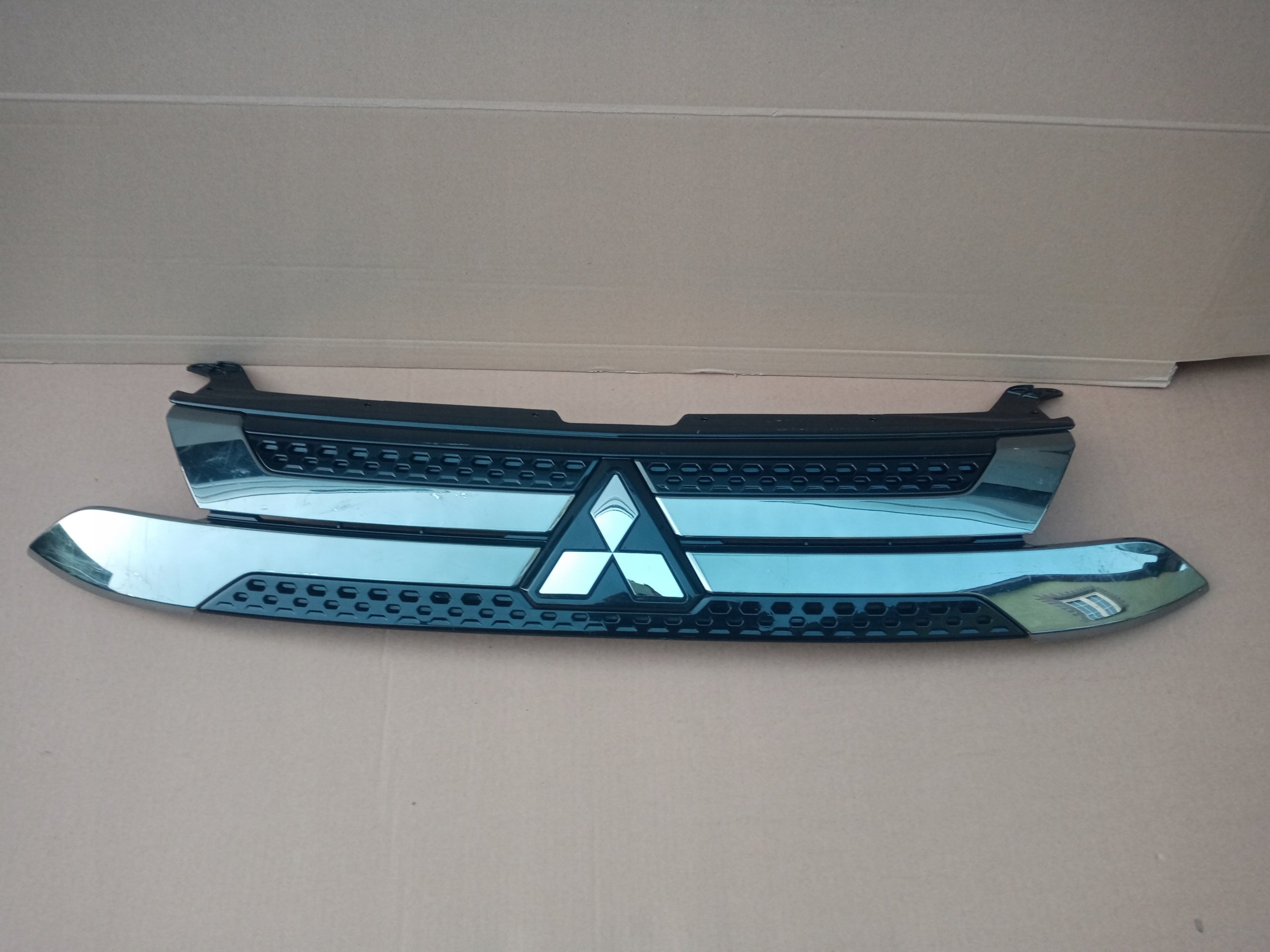 Kühlergrill Mitsubishi OUTLANDER FRONTGRILL 7450B304 Kühlergitter