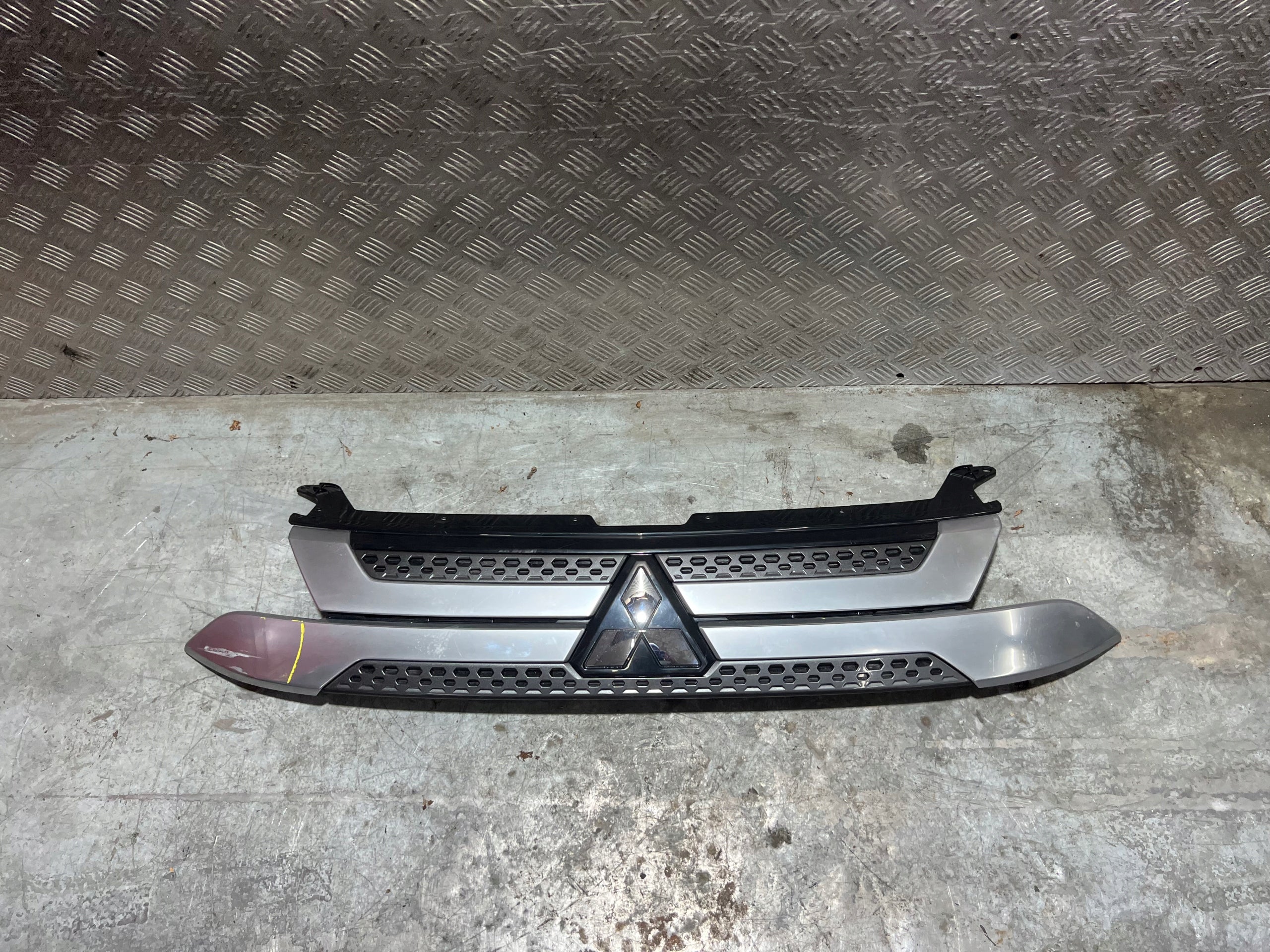 Kühlergrill Mitsubishi OUTLANDER FRONTGRILL 7450B304 Kühlergitter