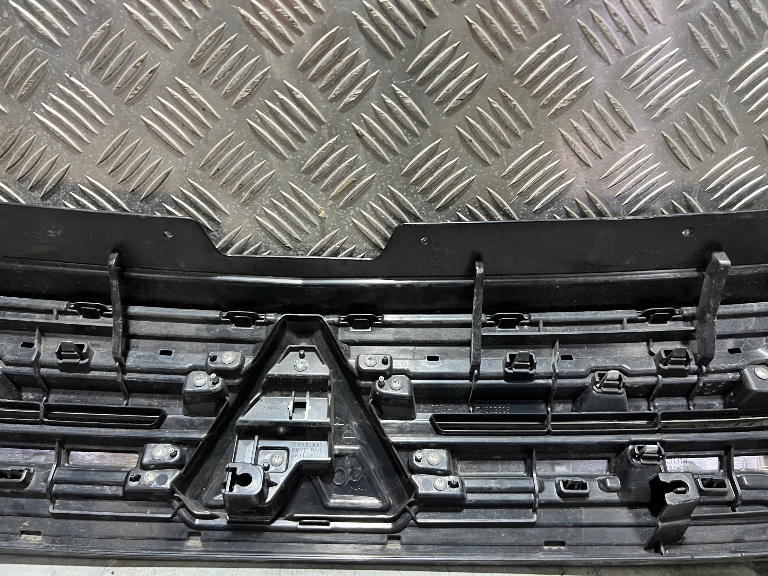 Kühlergrill Mitsubishi OUTLANDER FRONTGRILL 7450B304 Kühlergitter