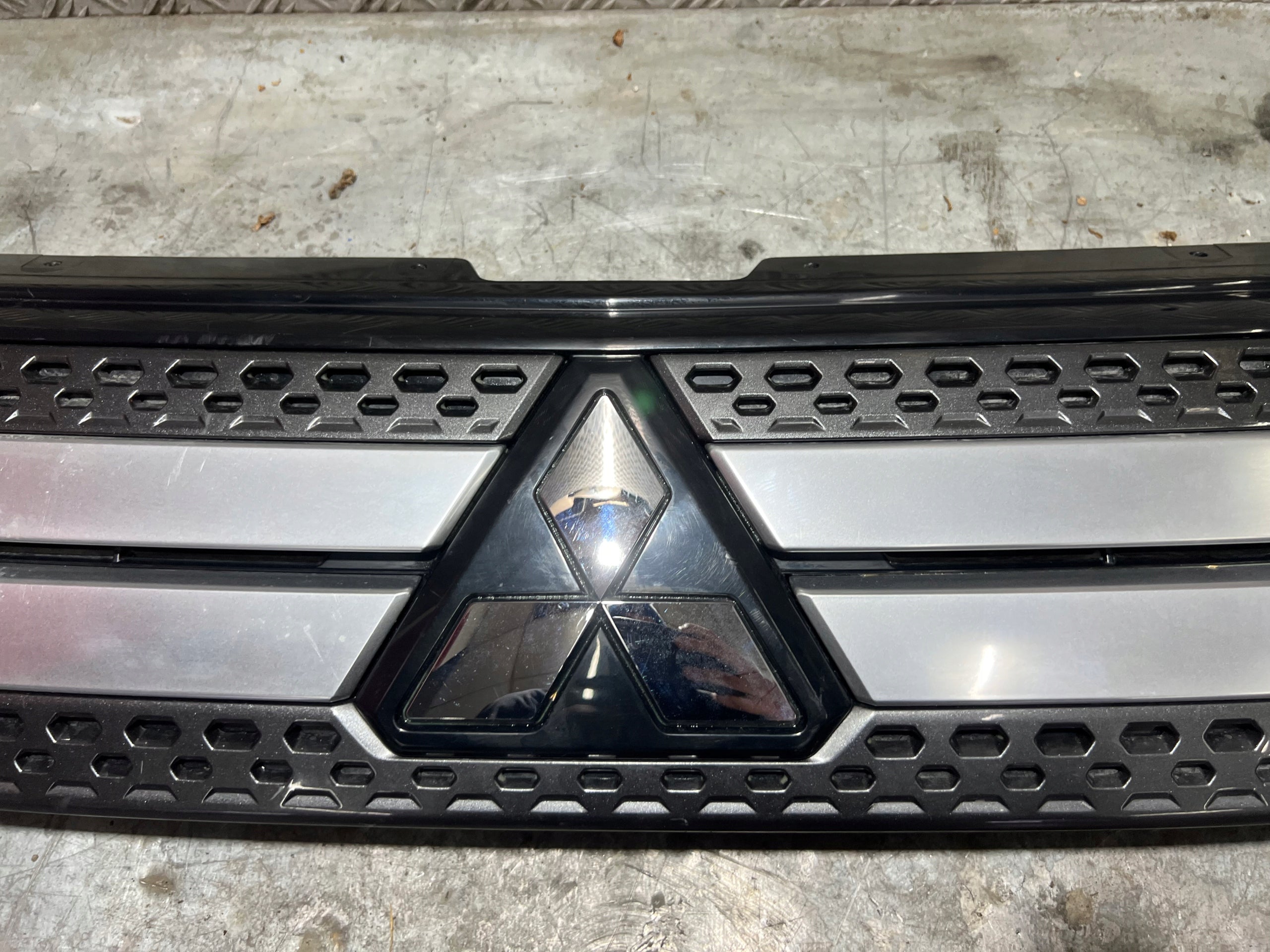 Kühlergrill Mitsubishi OUTLANDER FRONTGRILL 7450B304 Kühlergitter