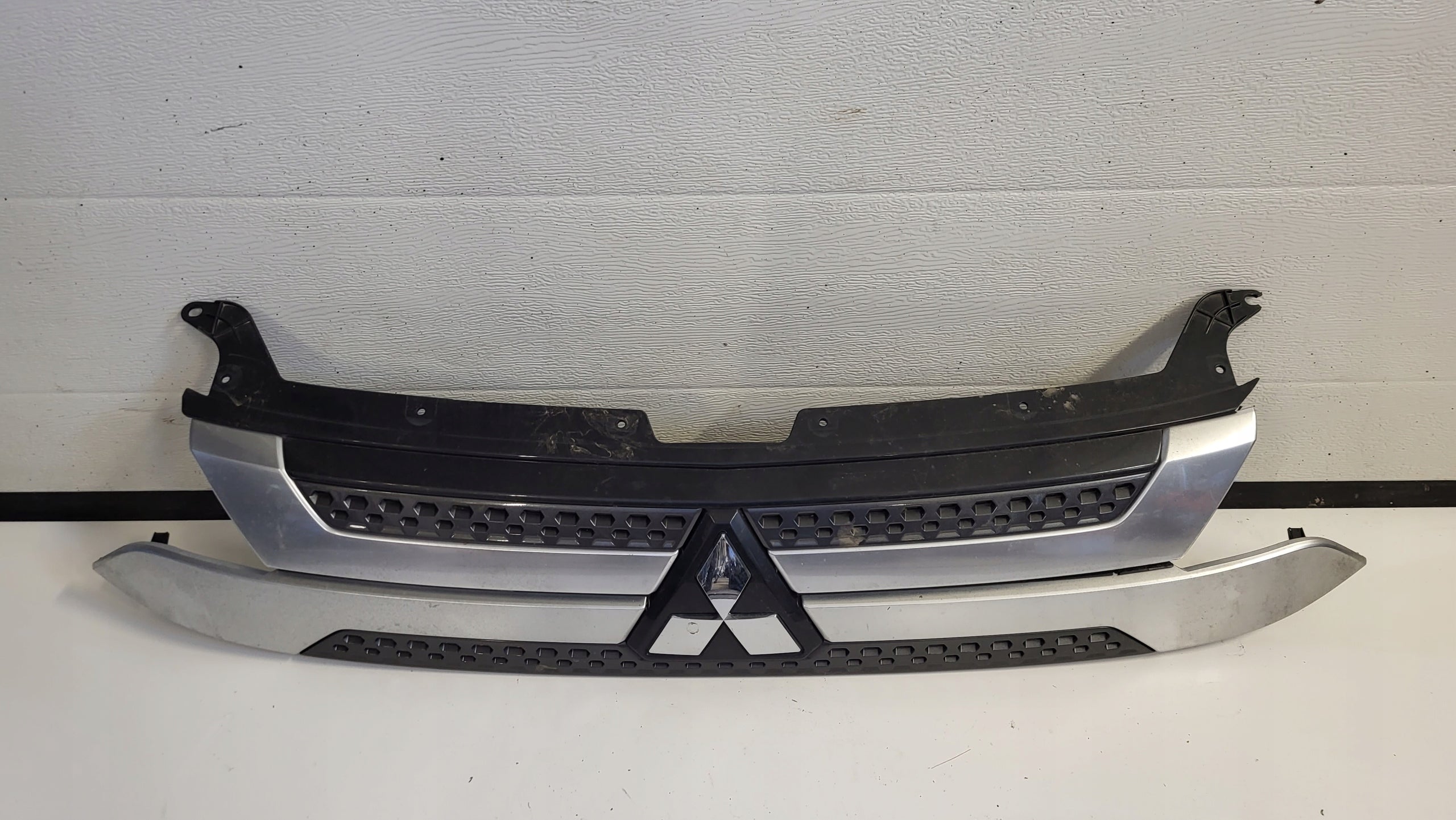 Kühlergrill Mitsubishi OUTLANDER FRONTGRILL Kühlergitter