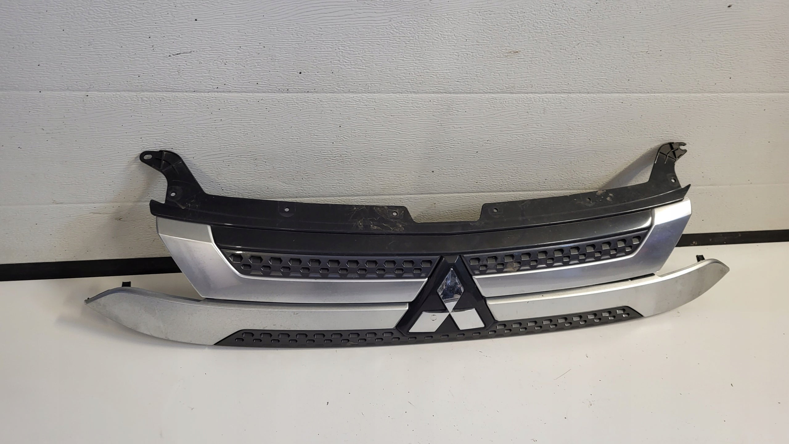 Kühlergrill Mitsubishi OUTLANDER FRONTGRILL Kühlergitter