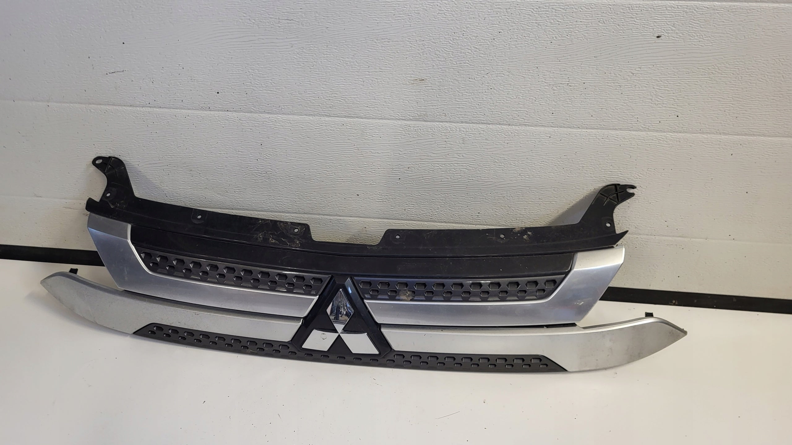 Kühlergrill Mitsubishi OUTLANDER FRONTGRILL Kühlergitter