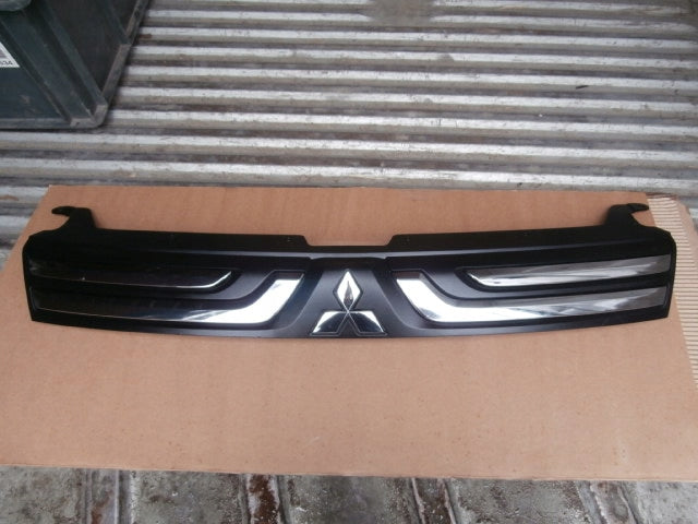 Kühlergrill Mitsubishi OUTLANDER FRONTGRILL Kühlergitter