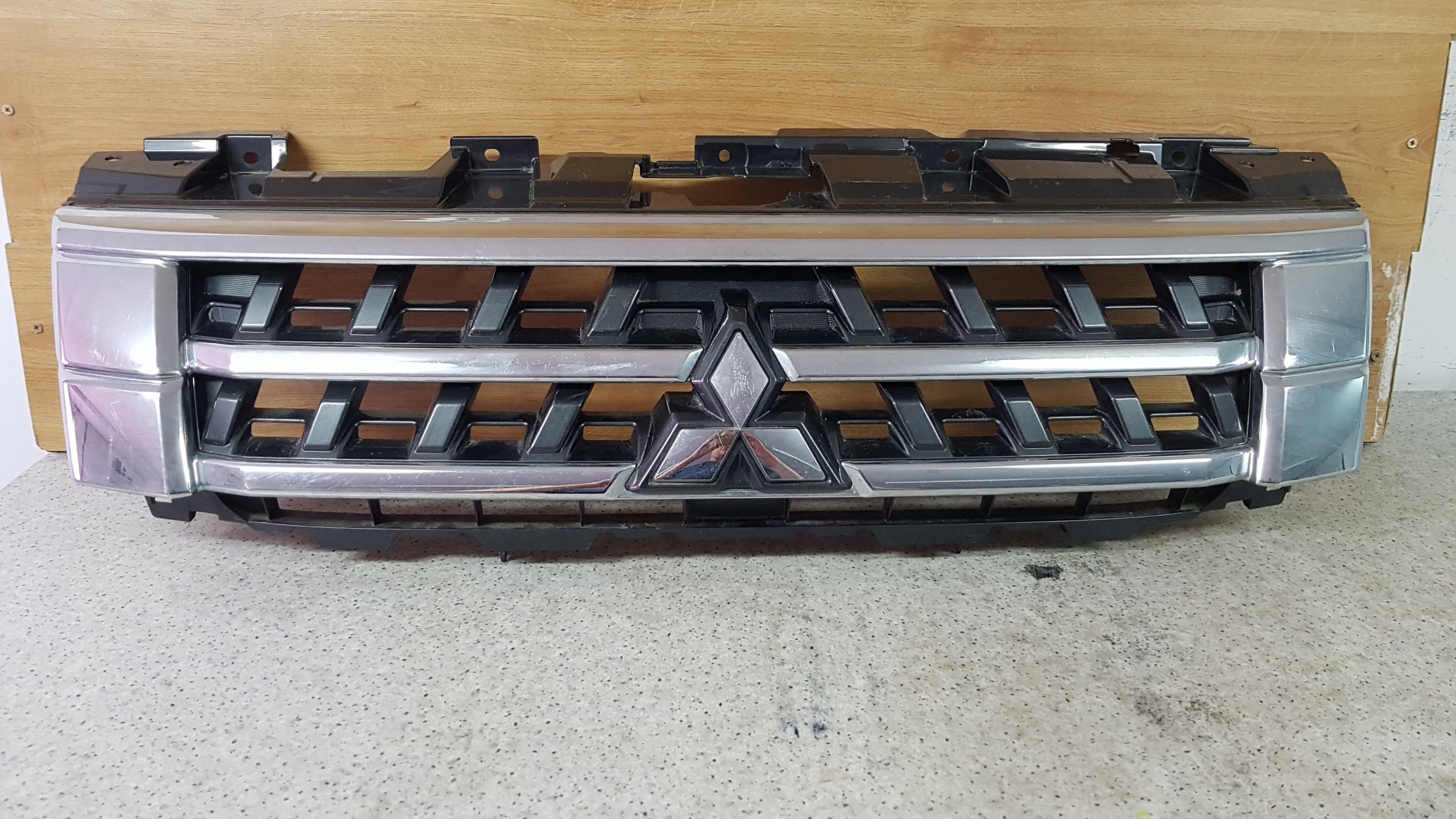  Radiator grille Mitsubishi PAJERO FRONTGRILL 7450A975 Radiator grille  product image