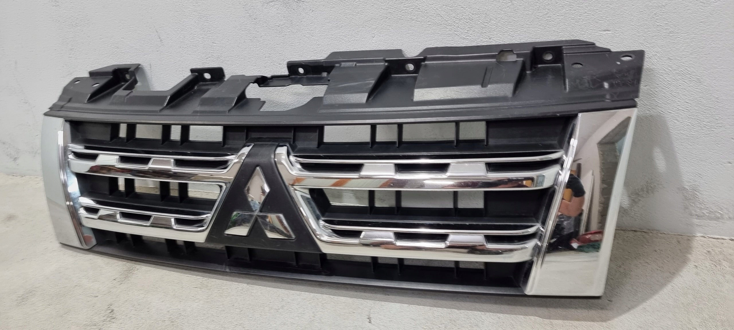 Kühlergrill Mitsubishi PAJERO FRONTGRILL 7450A777 Kühlergitter