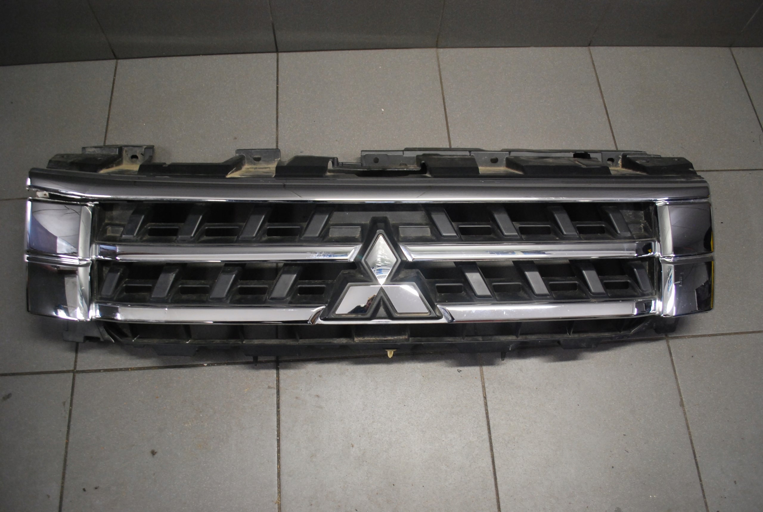 Kühlergrill Mitsubishi PAJERO FRONTGRILL 7450A975 Kühlergitter