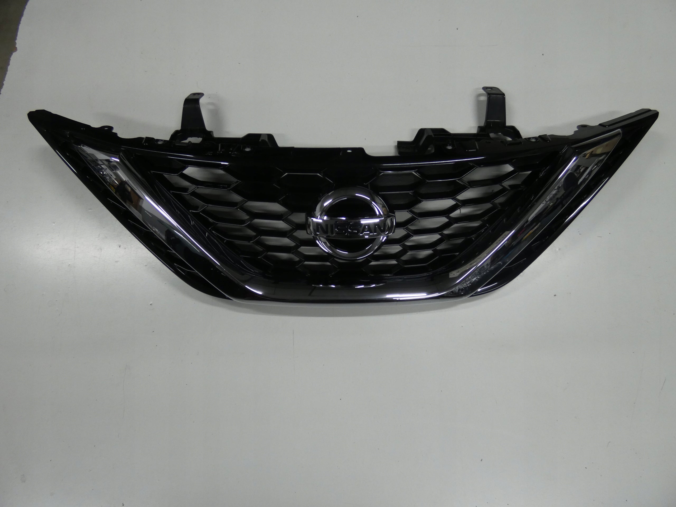  Kühlergrill Nissan ROGUE FRONTGRILL 623103YUOA Kühlergitter product image