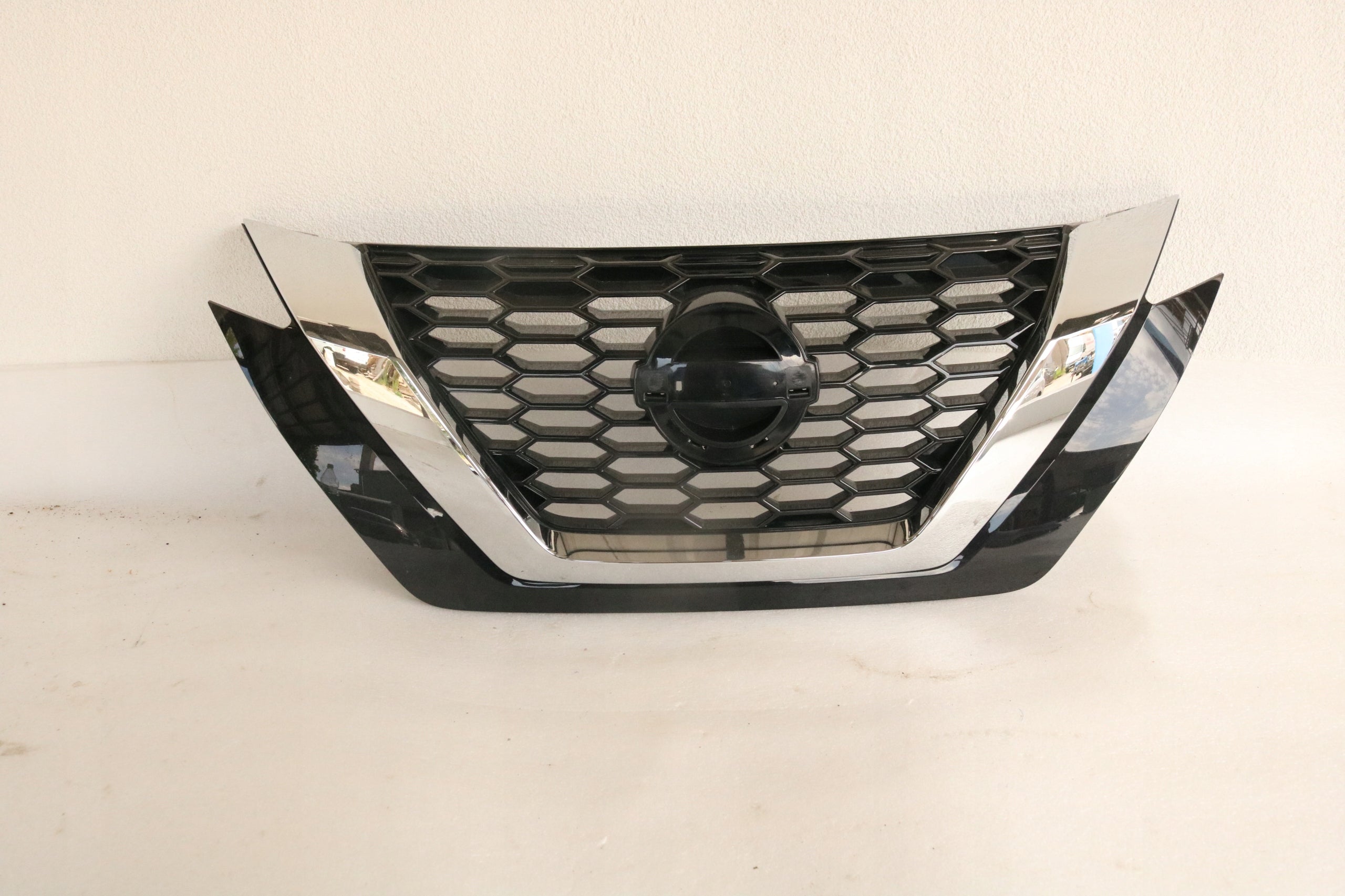 Kühlergrill Nissan JUKE FRONTGRILL 623106PA0A Kühlergitter