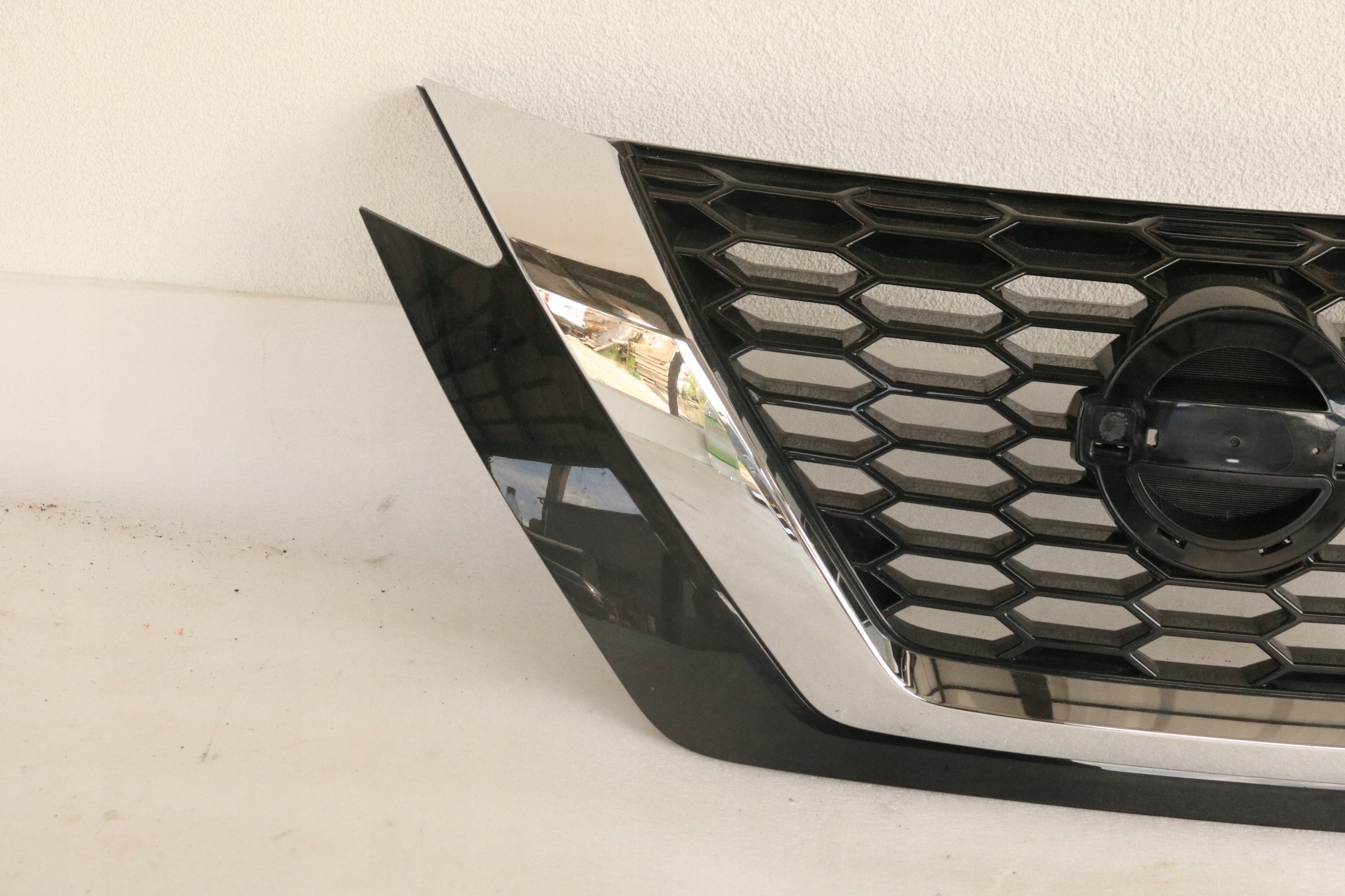 Kühlergrill Nissan JUKE FRONTGRILL 623106PA0A Kühlergitter