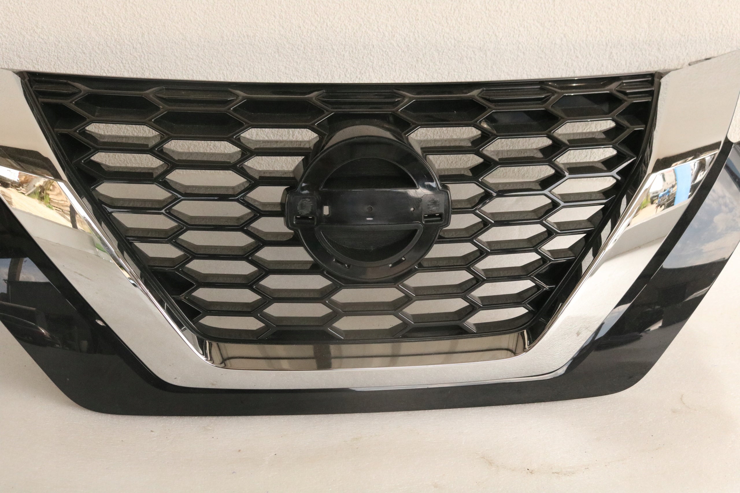 Kühlergrill Nissan JUKE FRONTGRILL 623106PA0A Kühlergitter