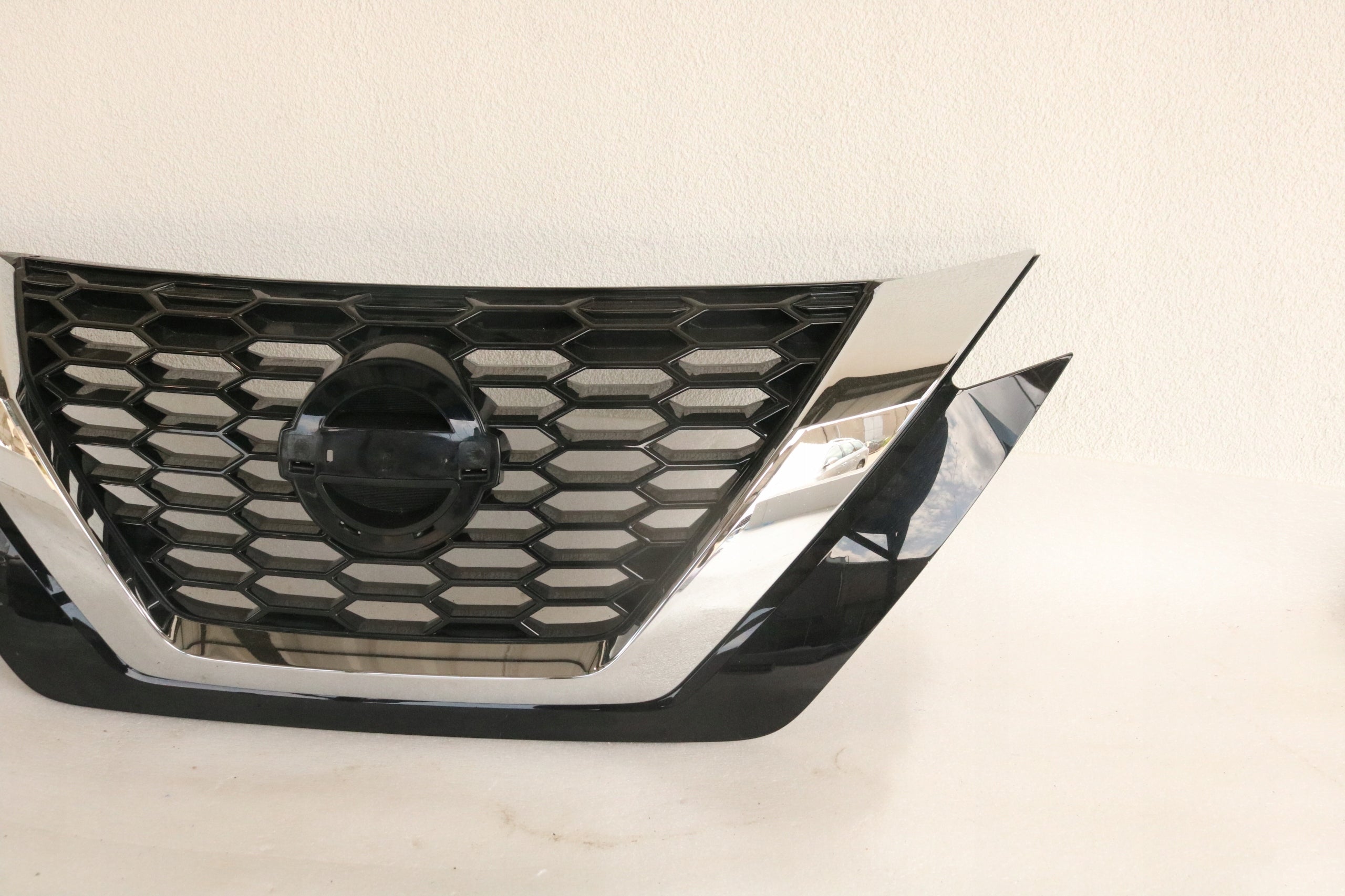 Kühlergrill Nissan JUKE FRONTGRILL 623106PA0A Kühlergitter