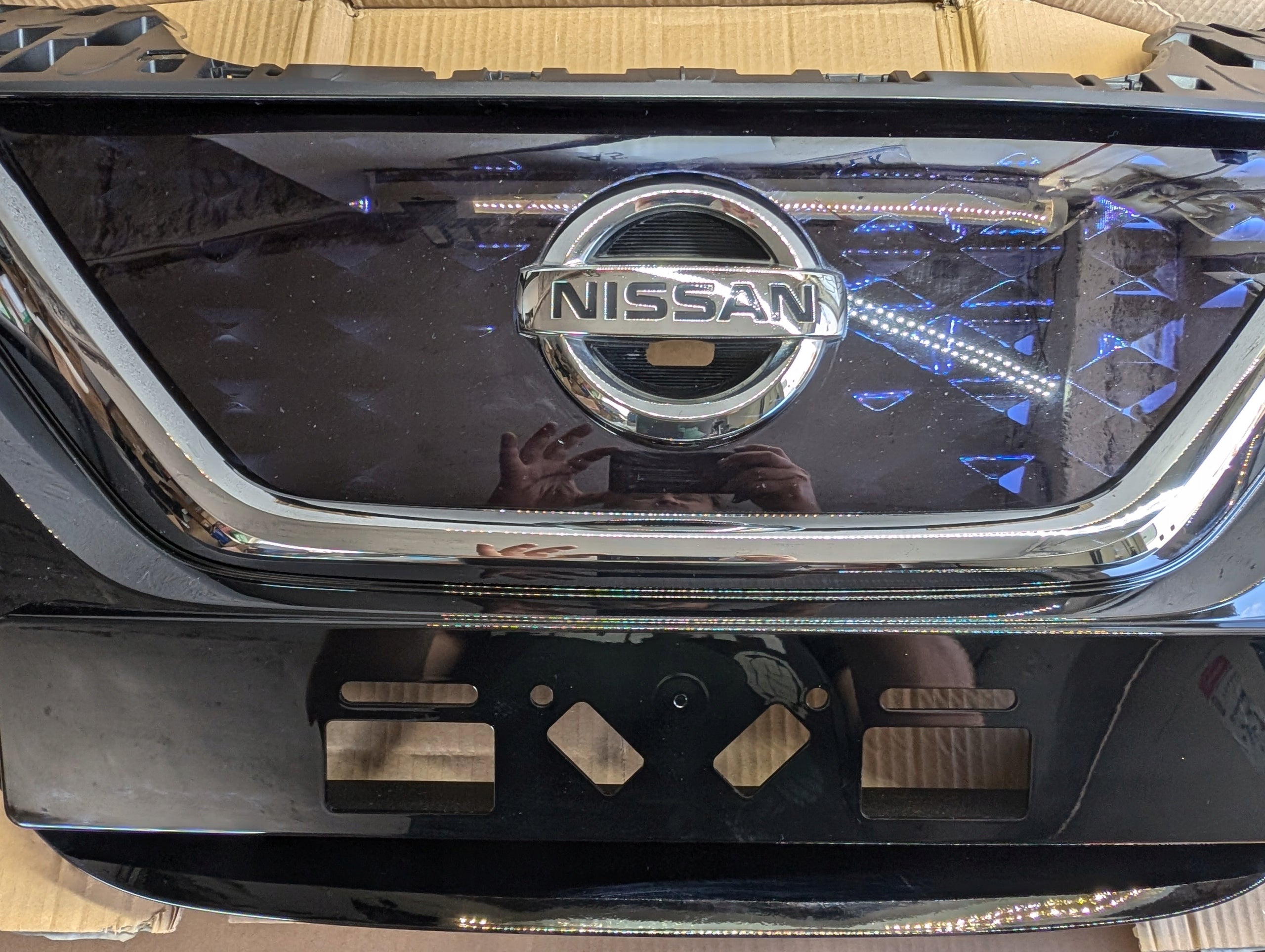 Kühlergrill Nissan LEAF ZE1 FRONTGRILL 620705SH0A Kühlergitter