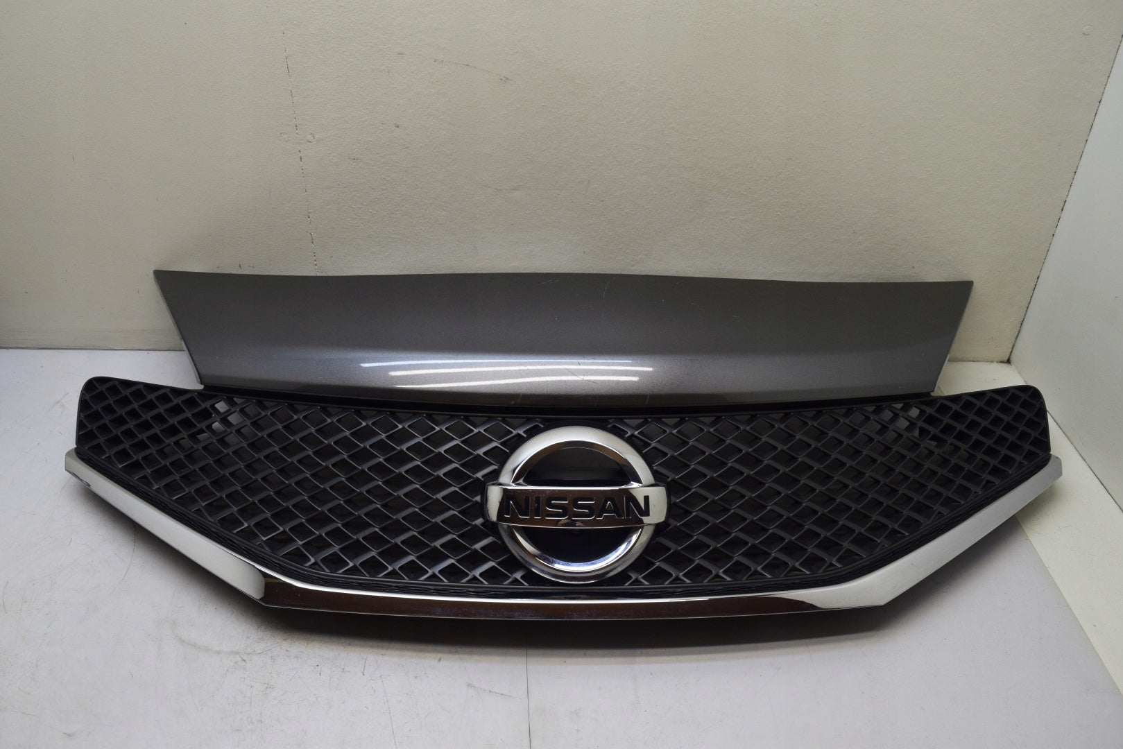 Kühlergrill Nissan NOTE E12 FRONTGRILL 623103VU0A Kühlergitter