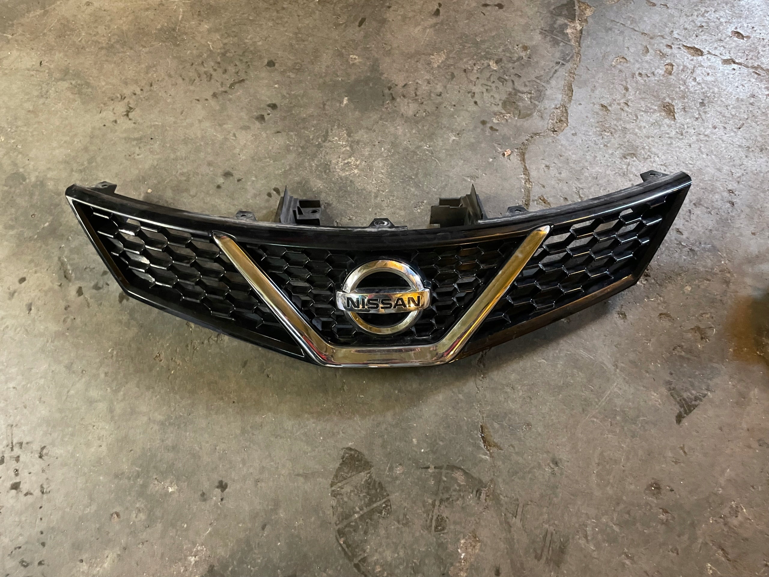 Kühlergrill Nissan 4 PULSAR C13 FRONTGRILL Kühlergitter