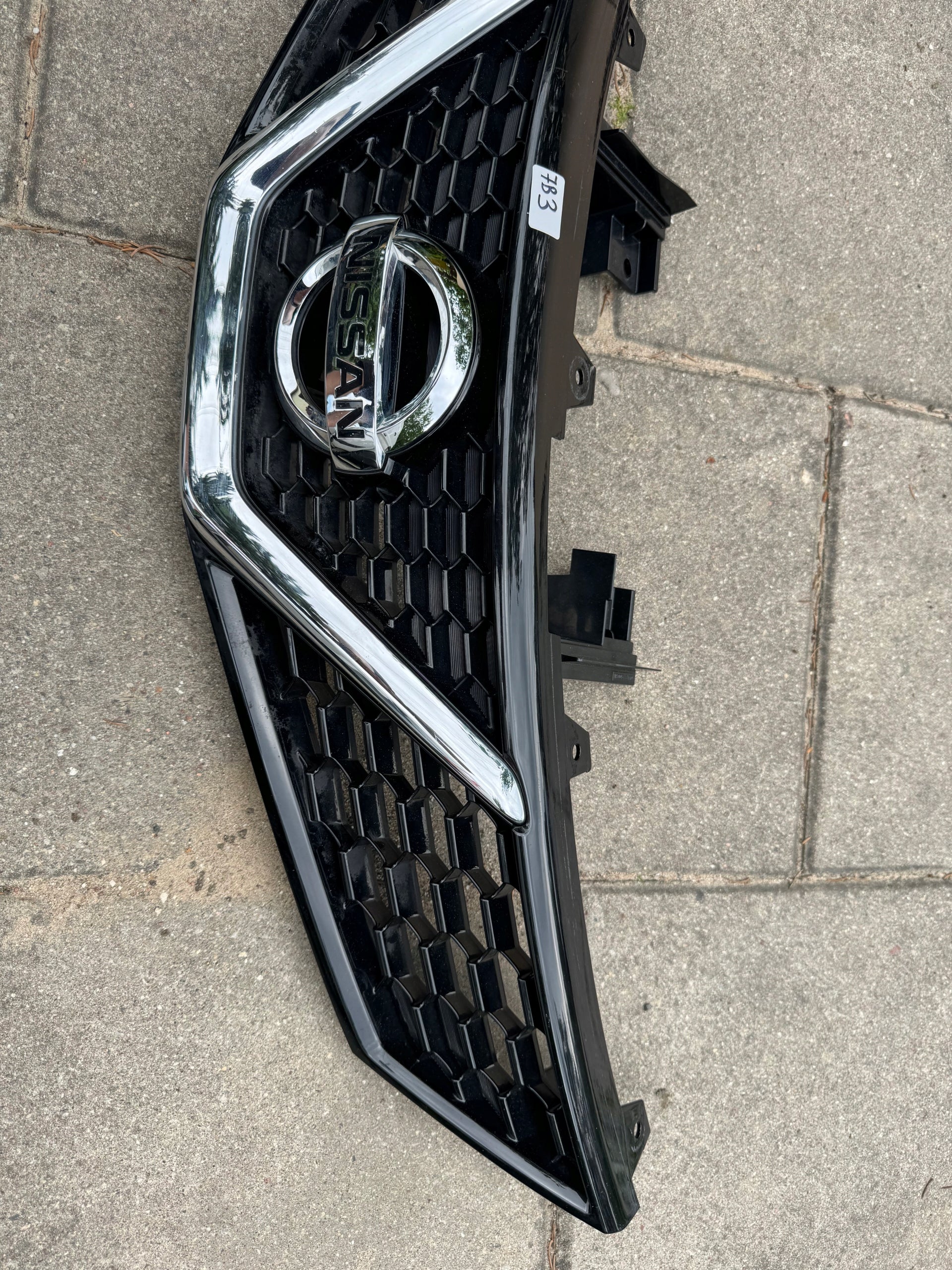 Kühlergrill Nissan PULSAR FRONTGRILL Kühlergitter