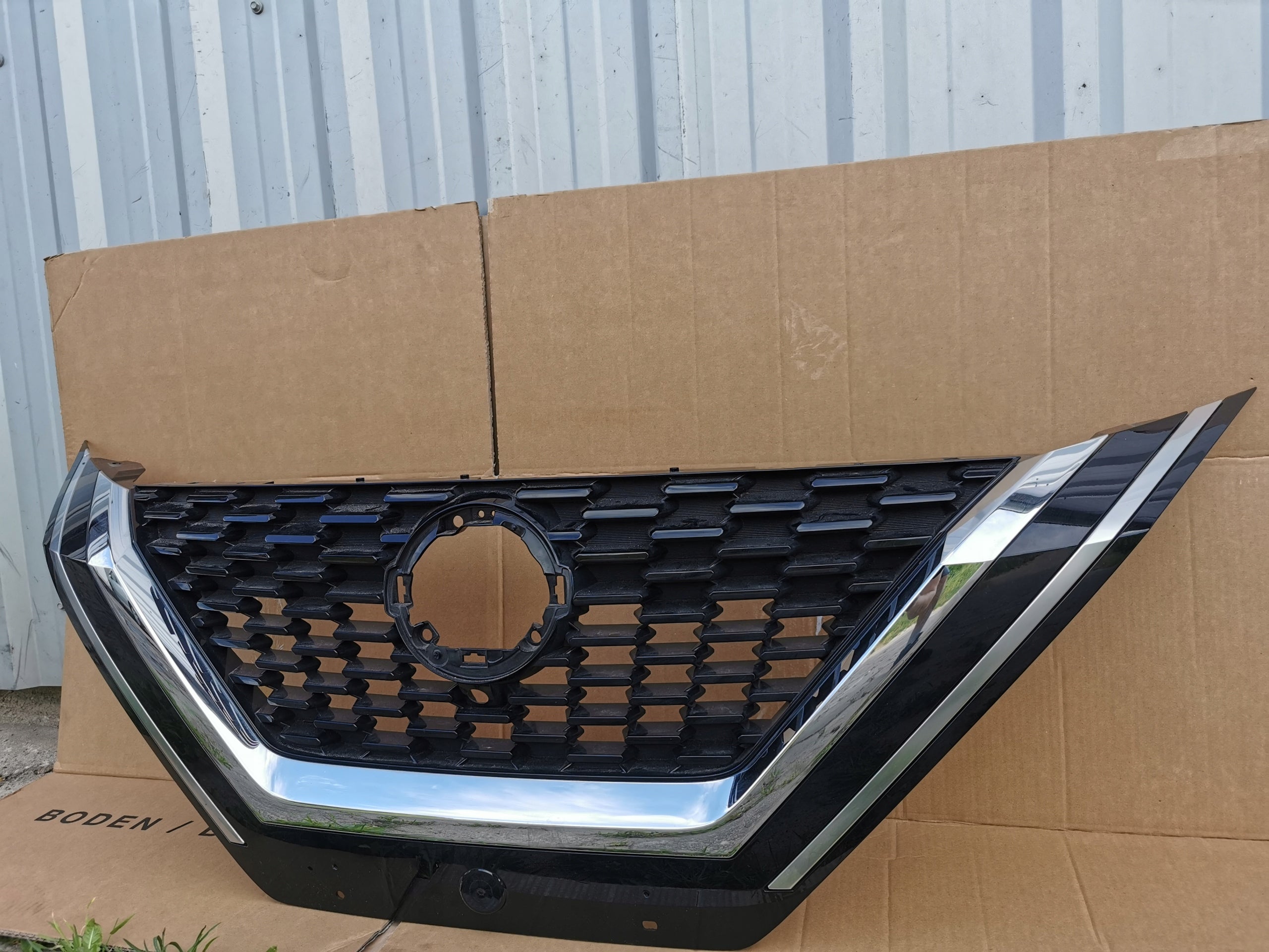 Kühlergrill Nissan J12 QASHQAI FRONTGRILL 623106UASA Kühlergitter