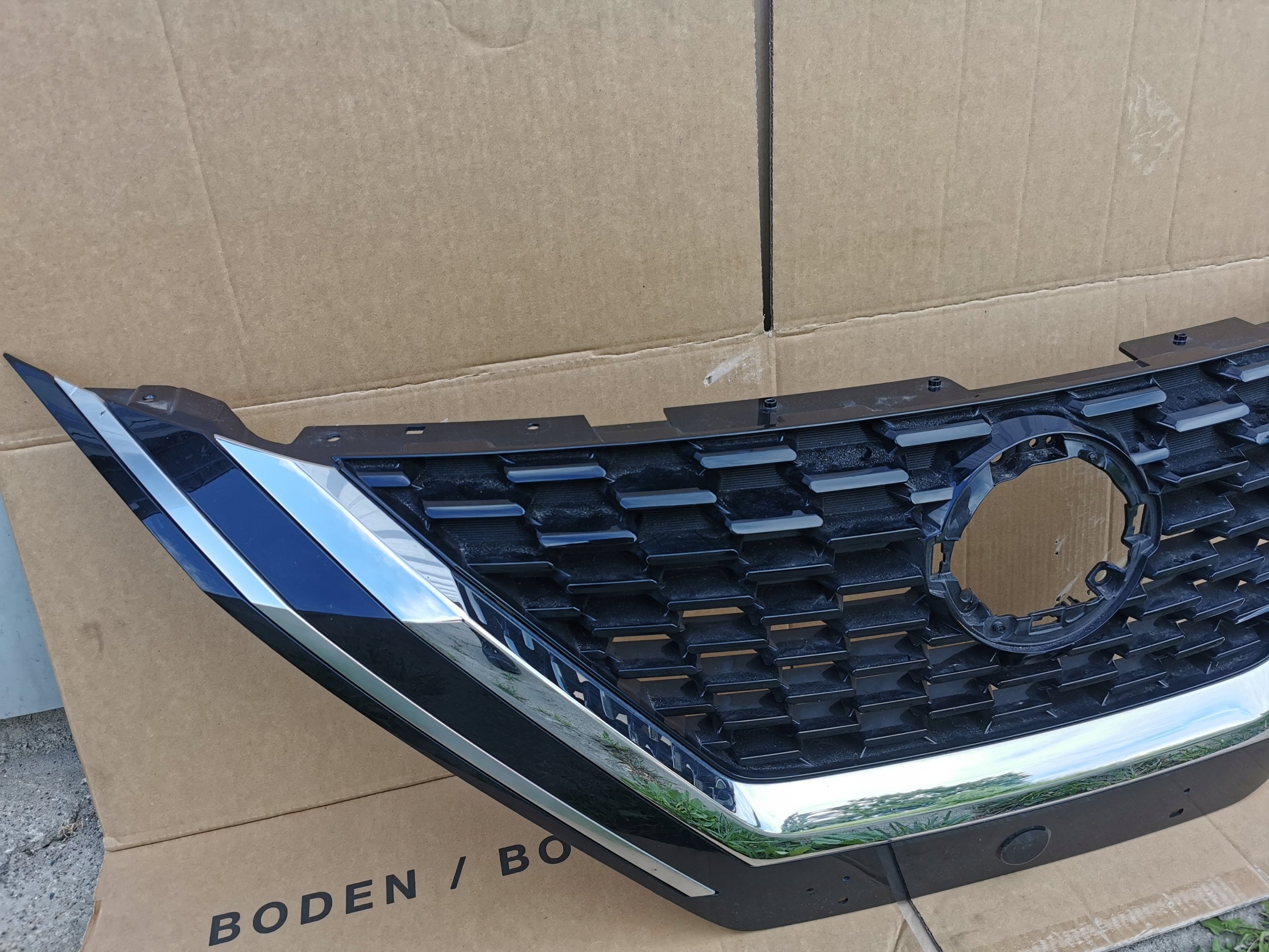 Kühlergrill Nissan J12 QASHQAI FRONTGRILL 623106UASA Kühlergitter