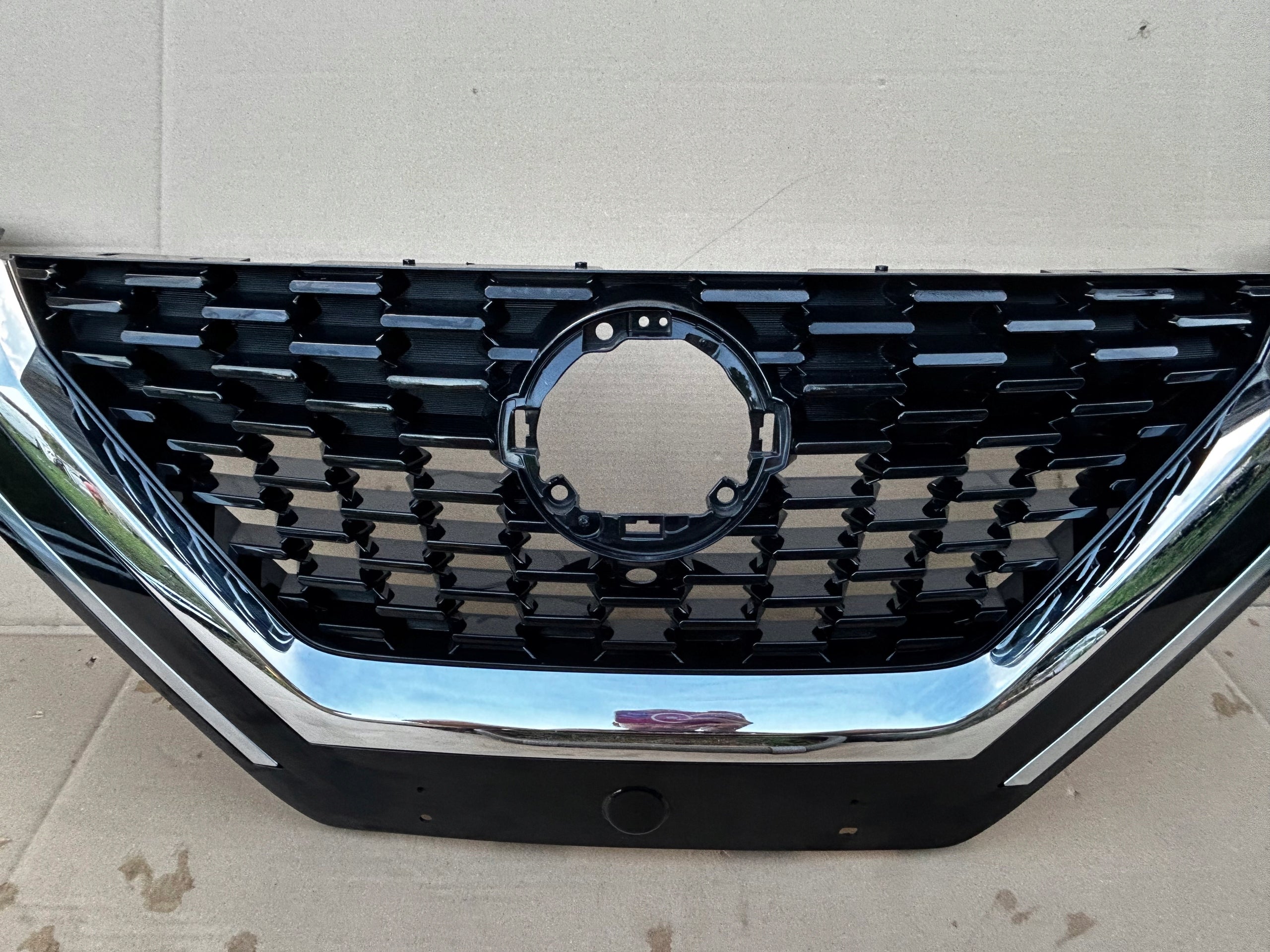 Kühlergrill Nissan J12 QASHQAI FRONTGRILL 623106UA62 Kühlergitter