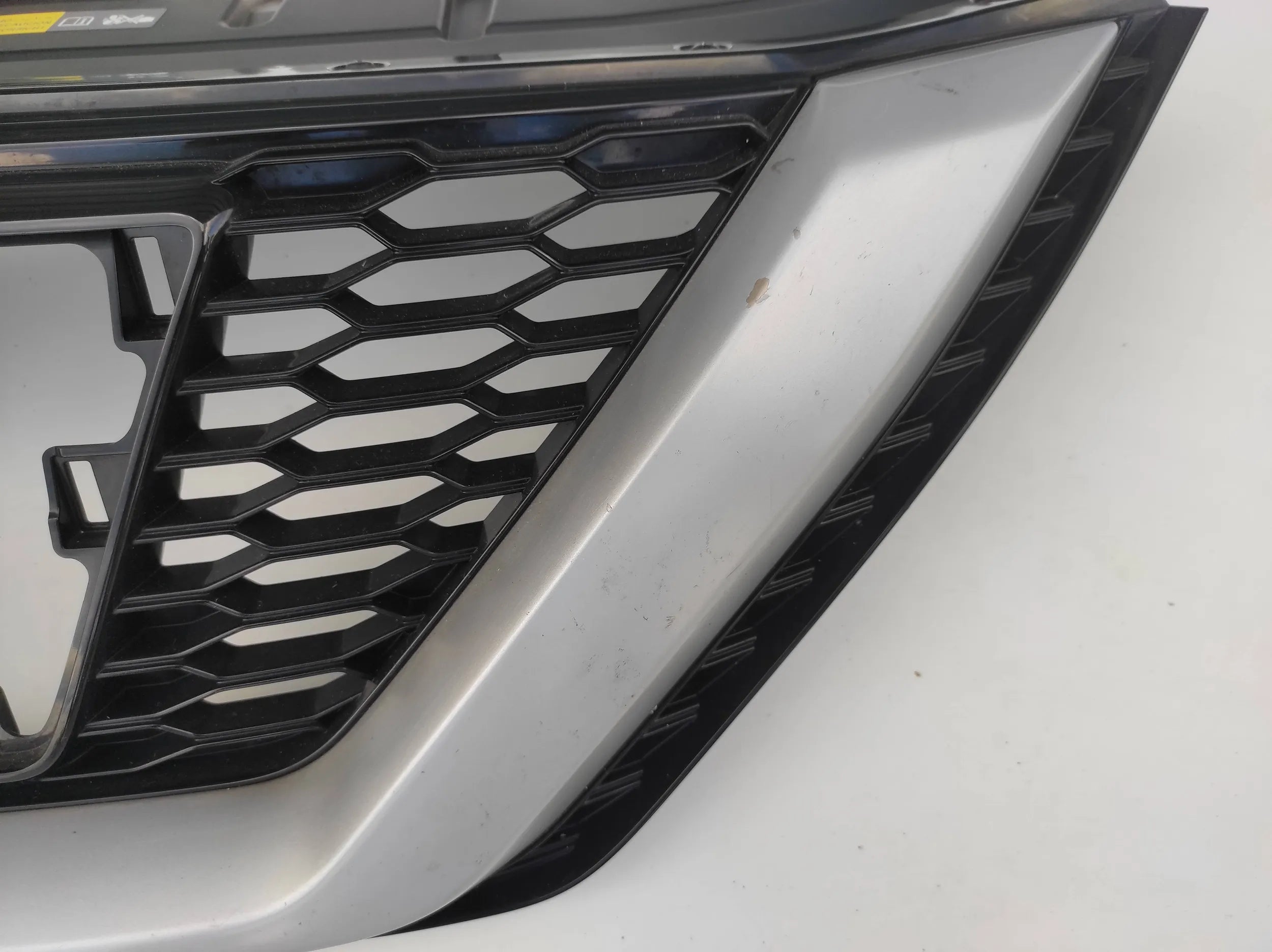 Kühlergrill Nissan J11 QASHQAI FRONTGRILL 62398HV00A Kühlergitter