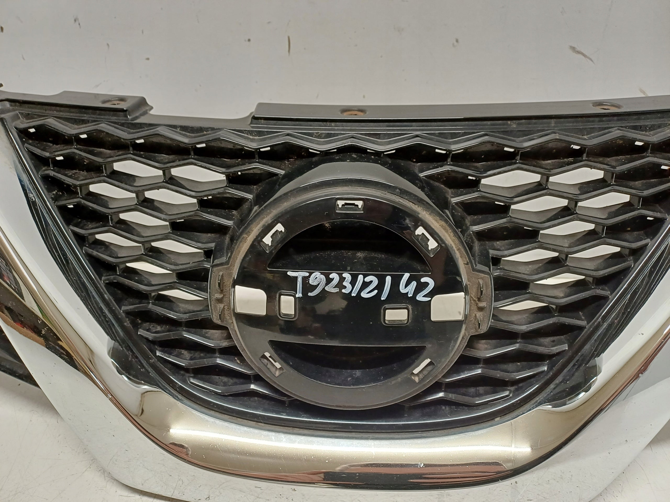 Kühlergrill Nissan J11 QASHQAI FRONTGRILL Kühlergitter