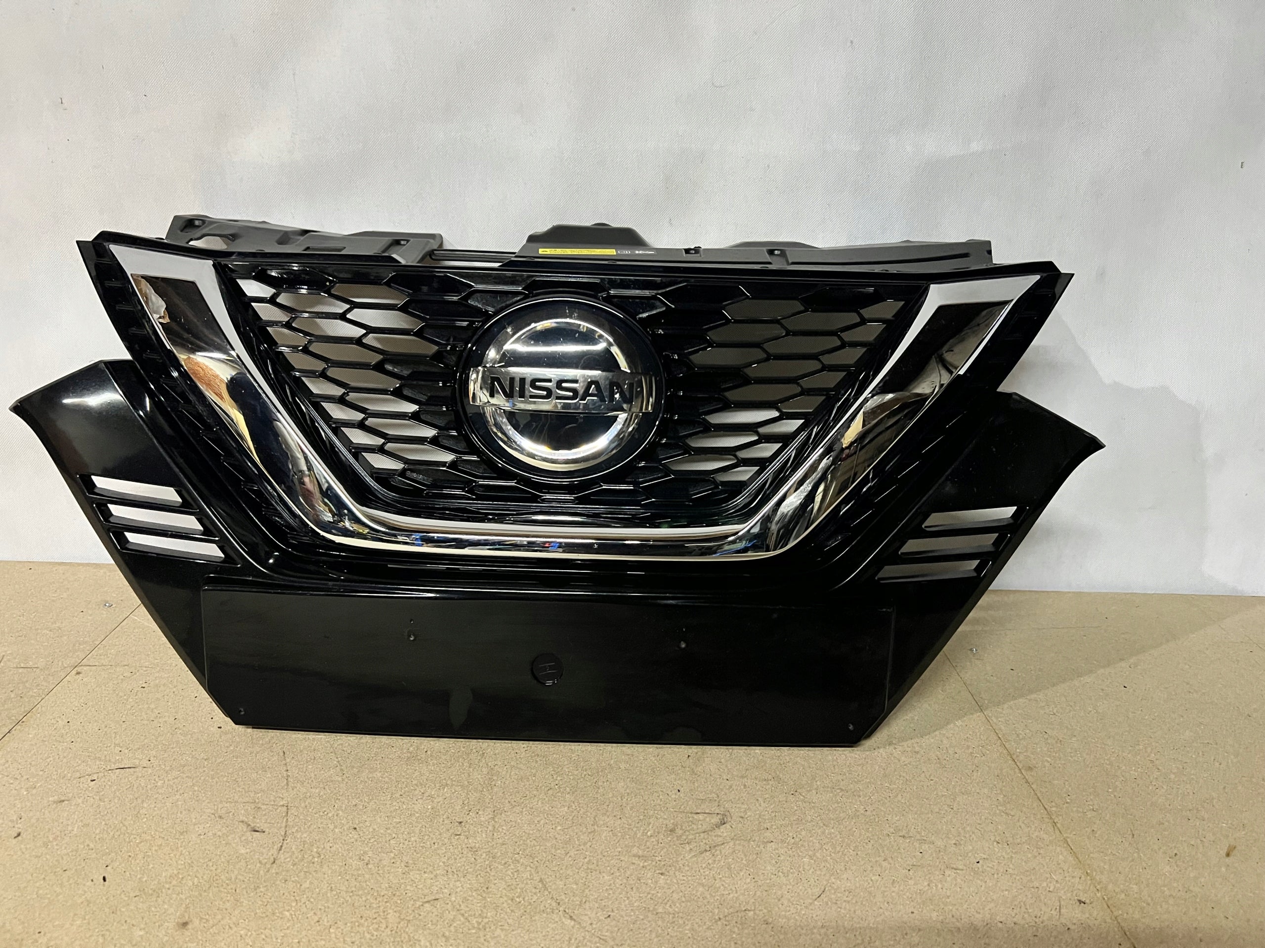 Kühlergrill Nissan J11 QASHQAI FRONTGRILL 62310HV3at Kühlergitter