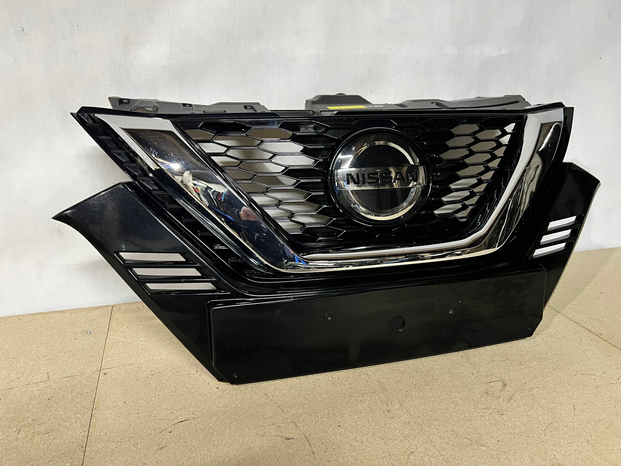 Kühlergrill Nissan J11 QASHQAI FRONTGRILL 62310HV3at Kühlergitter