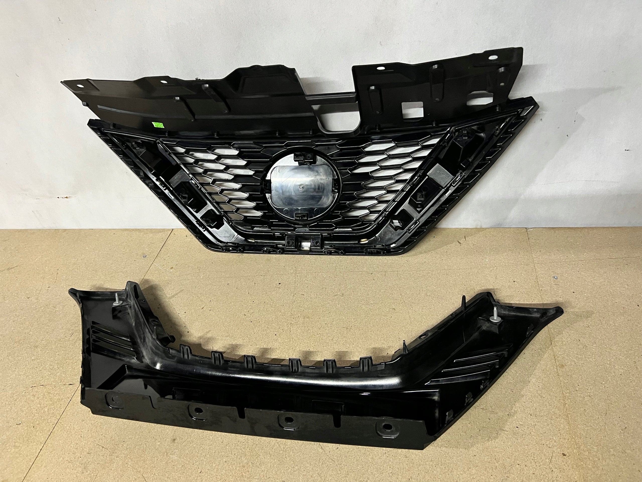 Kühlergrill Nissan J11 QASHQAI FRONTGRILL 62310HV3at Kühlergitter