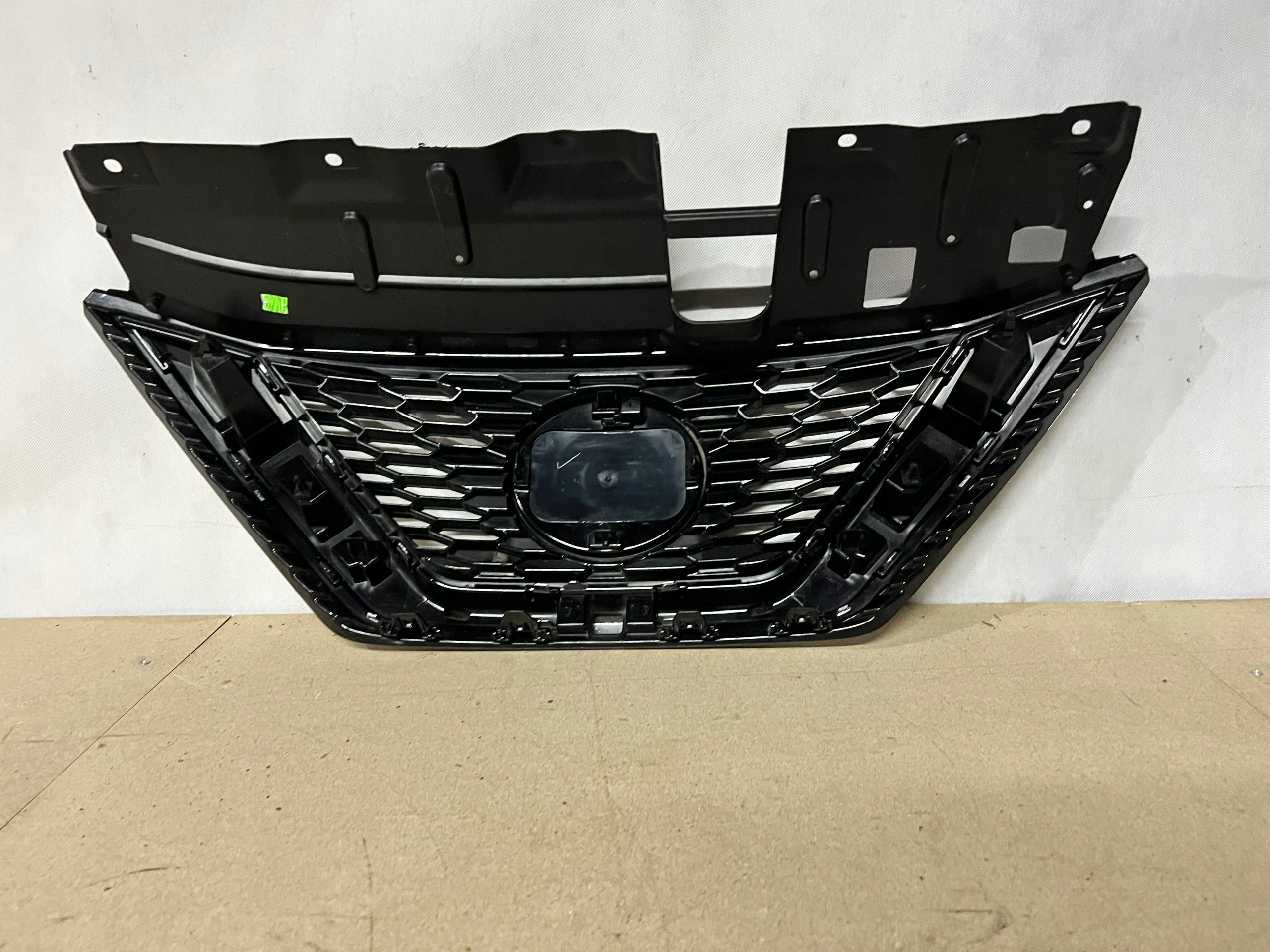 Kühlergrill Nissan J11 QASHQAI FRONTGRILL 62310HV3at Kühlergitter