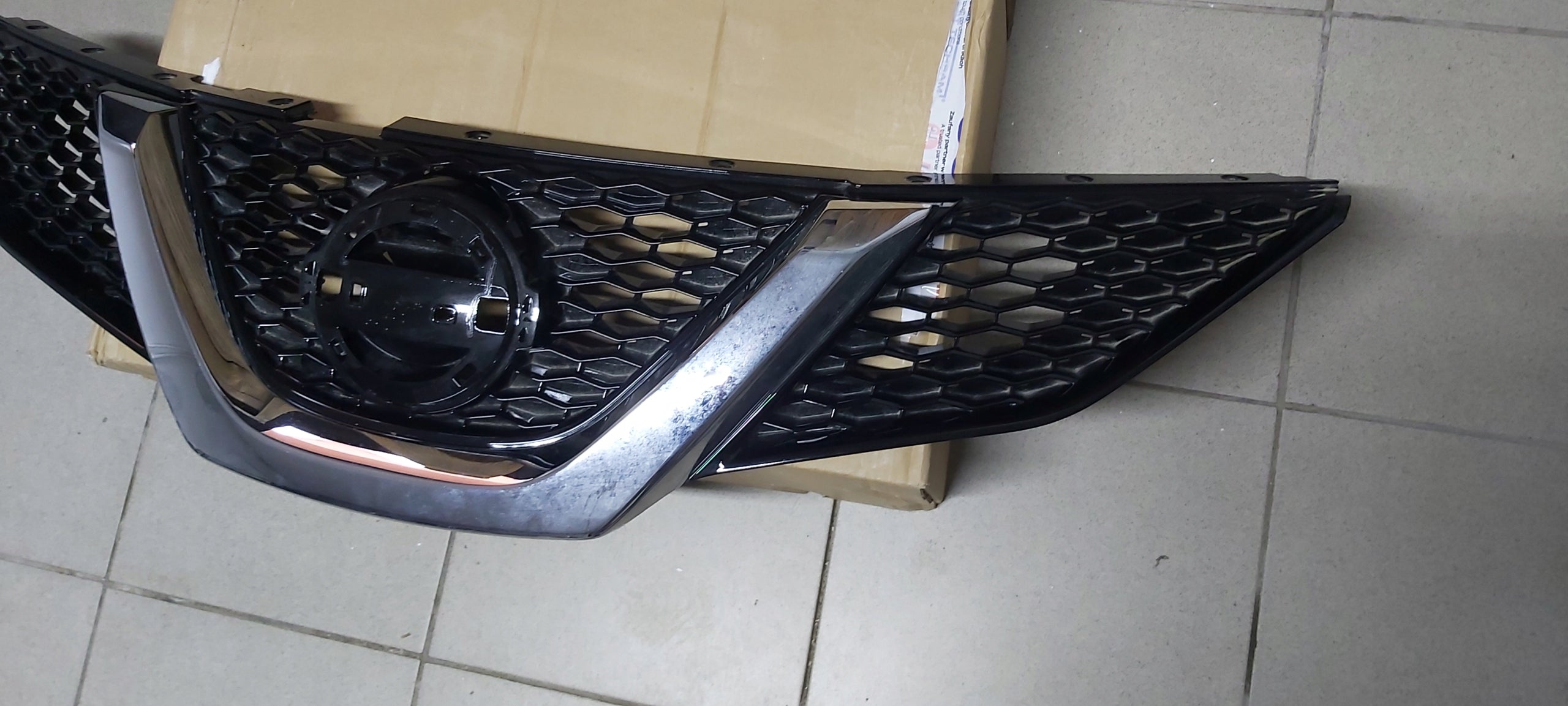 Kühlergrill Nissan J11 4 QASHQAI FRONTGRILL 623124EA0D Kühlergitter