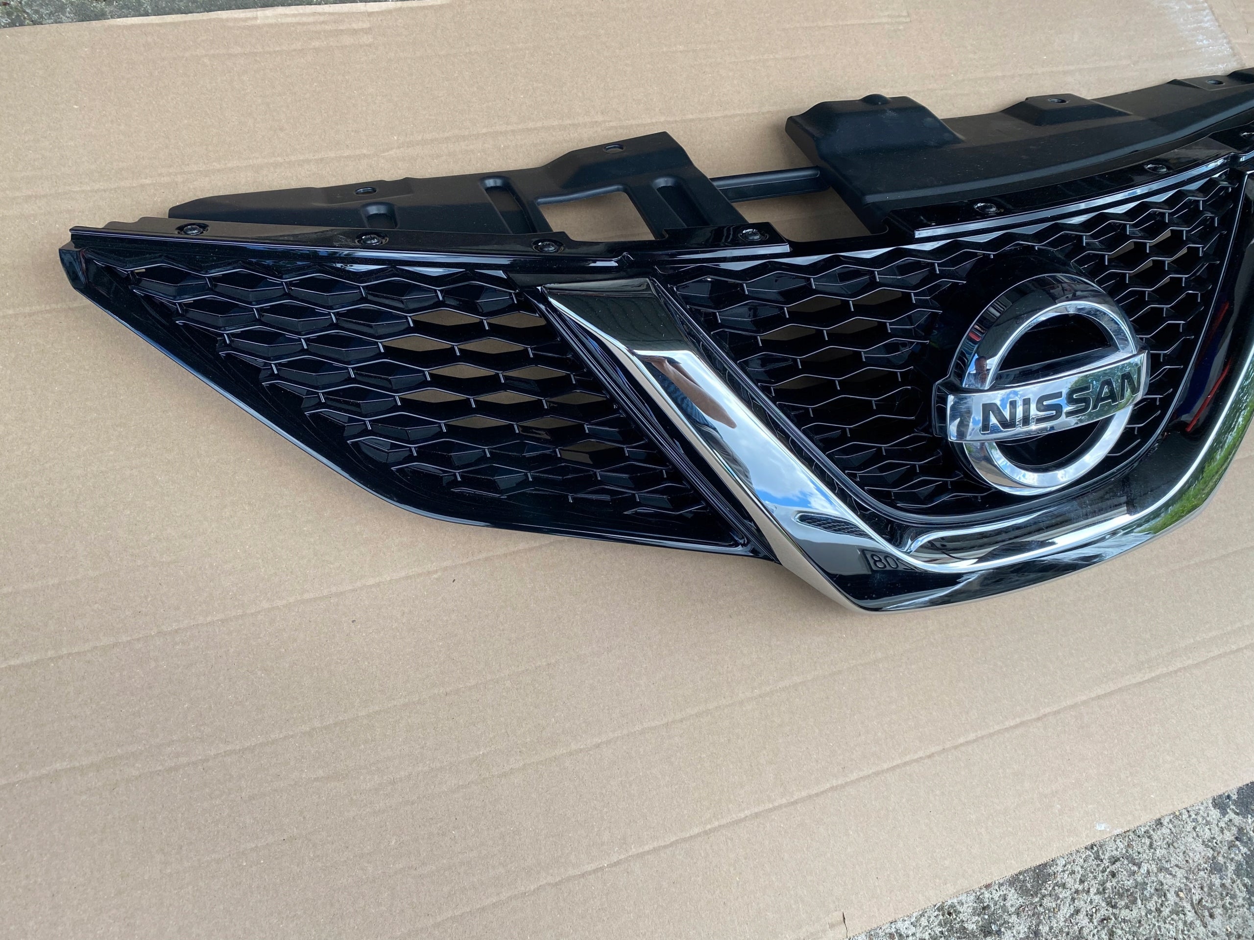 Kühlergrill Nissan QASHQAI FRONTGRILL 623824ea0a Kühlergitter