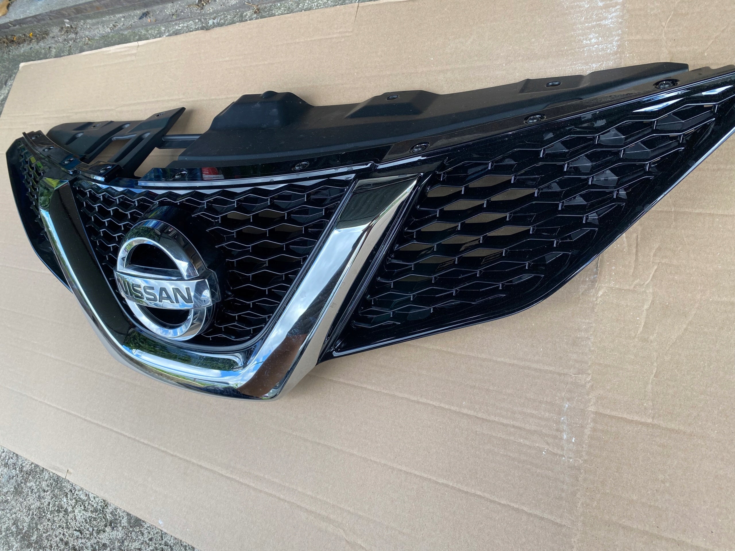 Kühlergrill Nissan QASHQAI FRONTGRILL 623824ea0a Kühlergitter