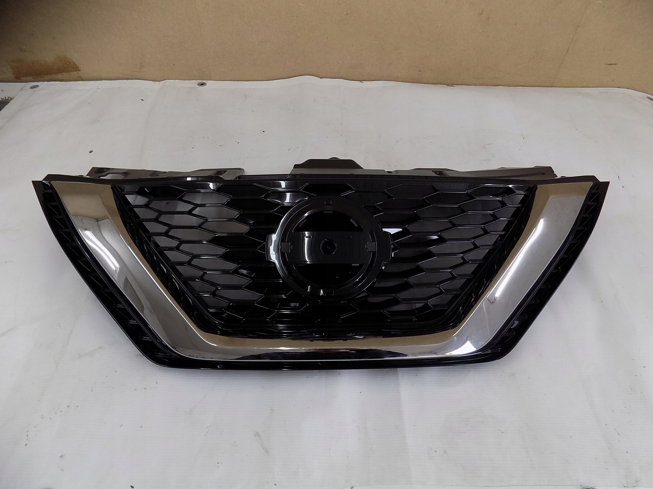 Kühlergrill Nissan QASHQAI J11 FRONTGRILL 62398HV80A Kühlergitter