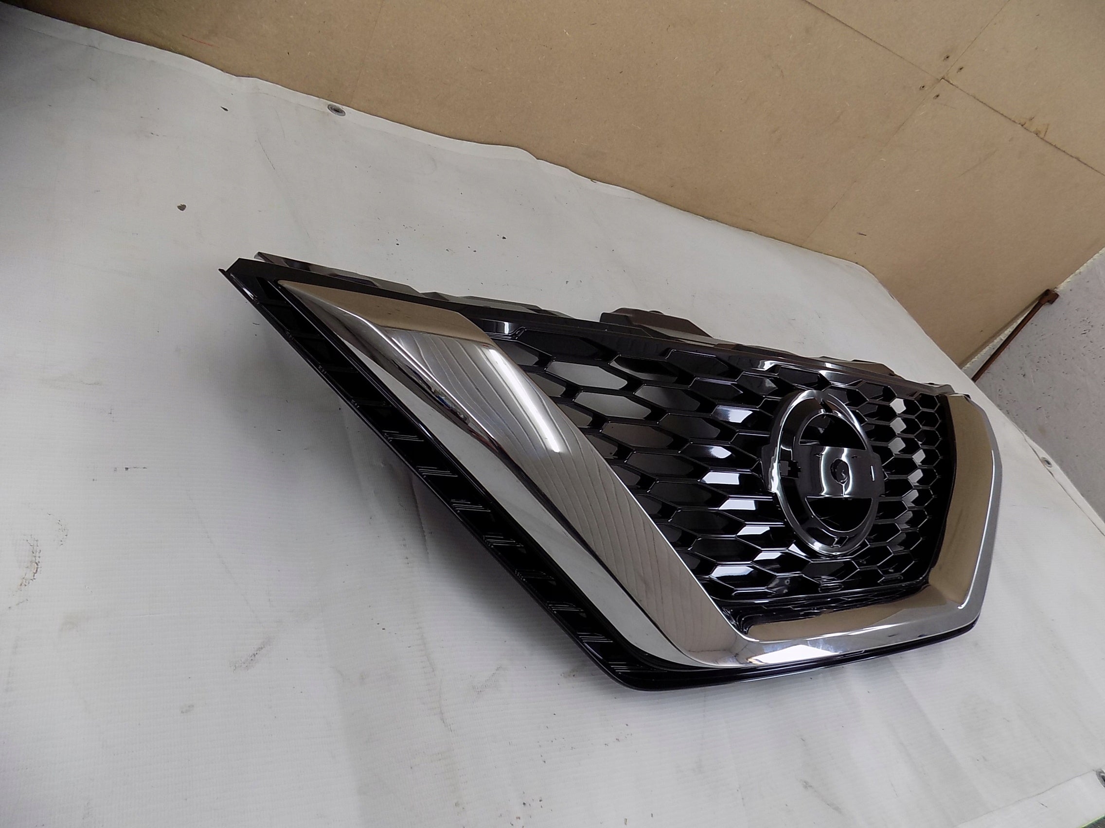 Kühlergrill Nissan QASHQAI J11 FRONTGRILL 62398HV80A Kühlergitter