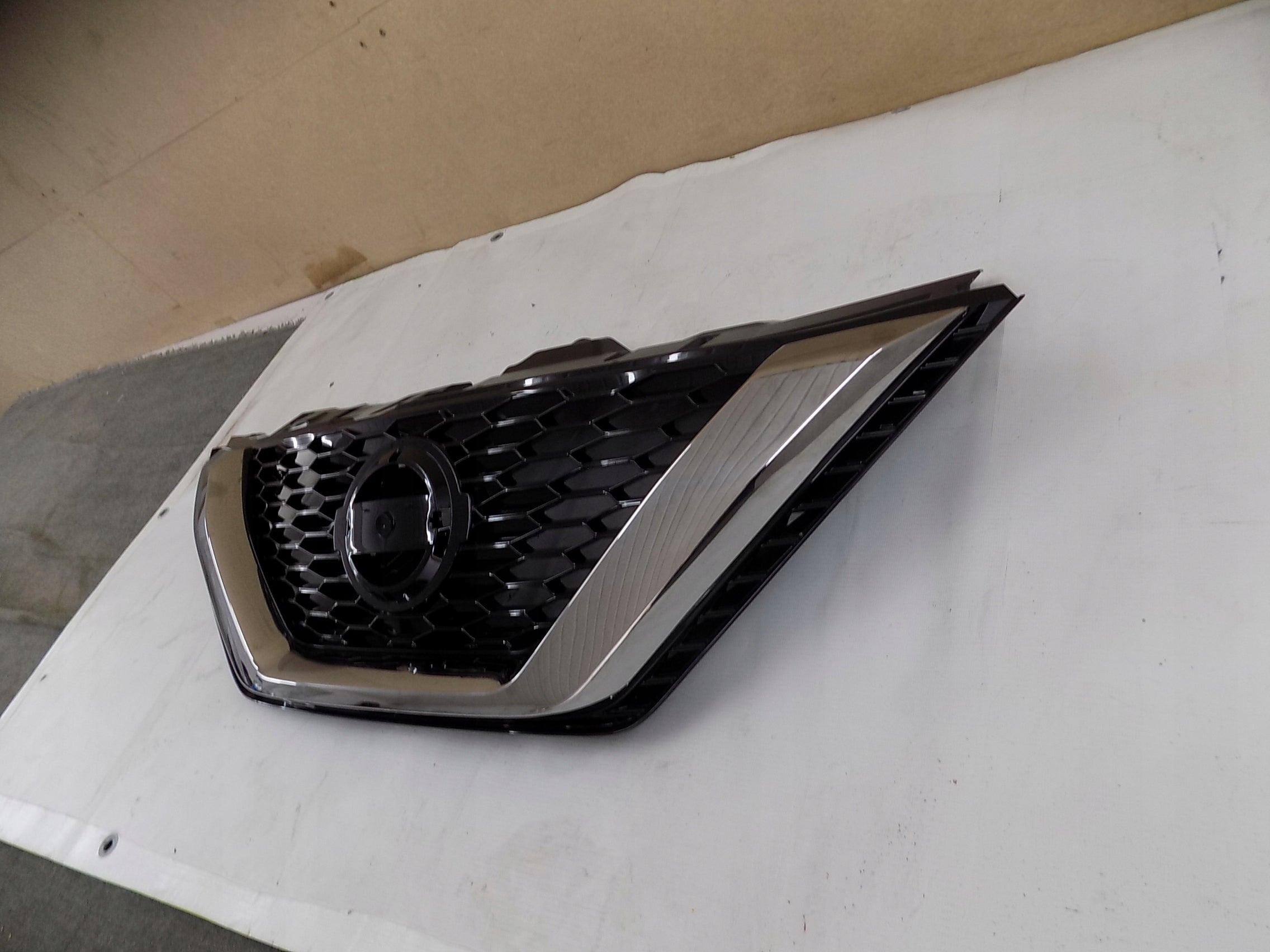 Kühlergrill Nissan QASHQAI J11 FRONTGRILL 62398HV80A Kühlergitter