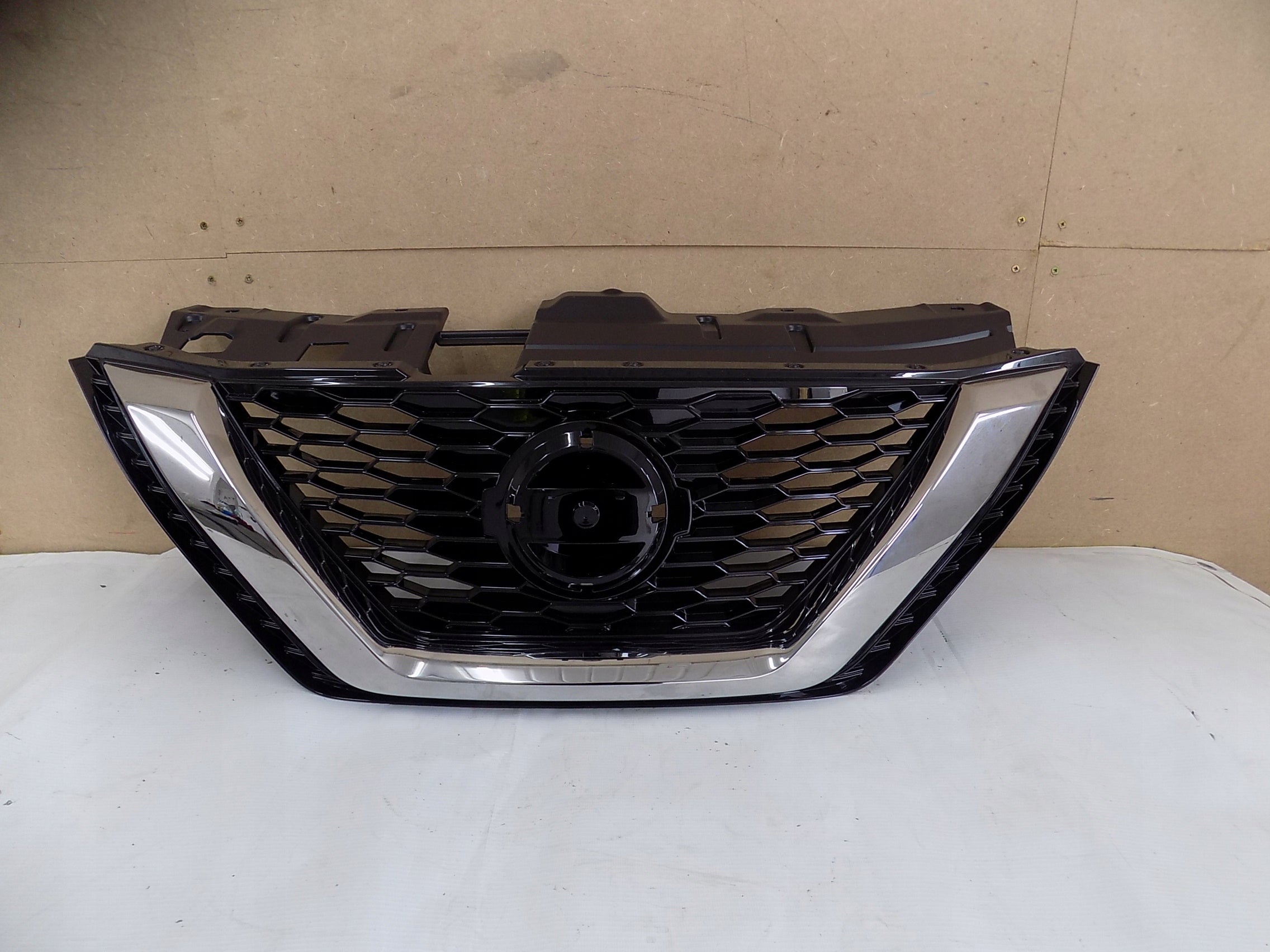 Kühlergrill Nissan QASHQAI J11 FRONTGRILL 62398HV80A Kühlergitter