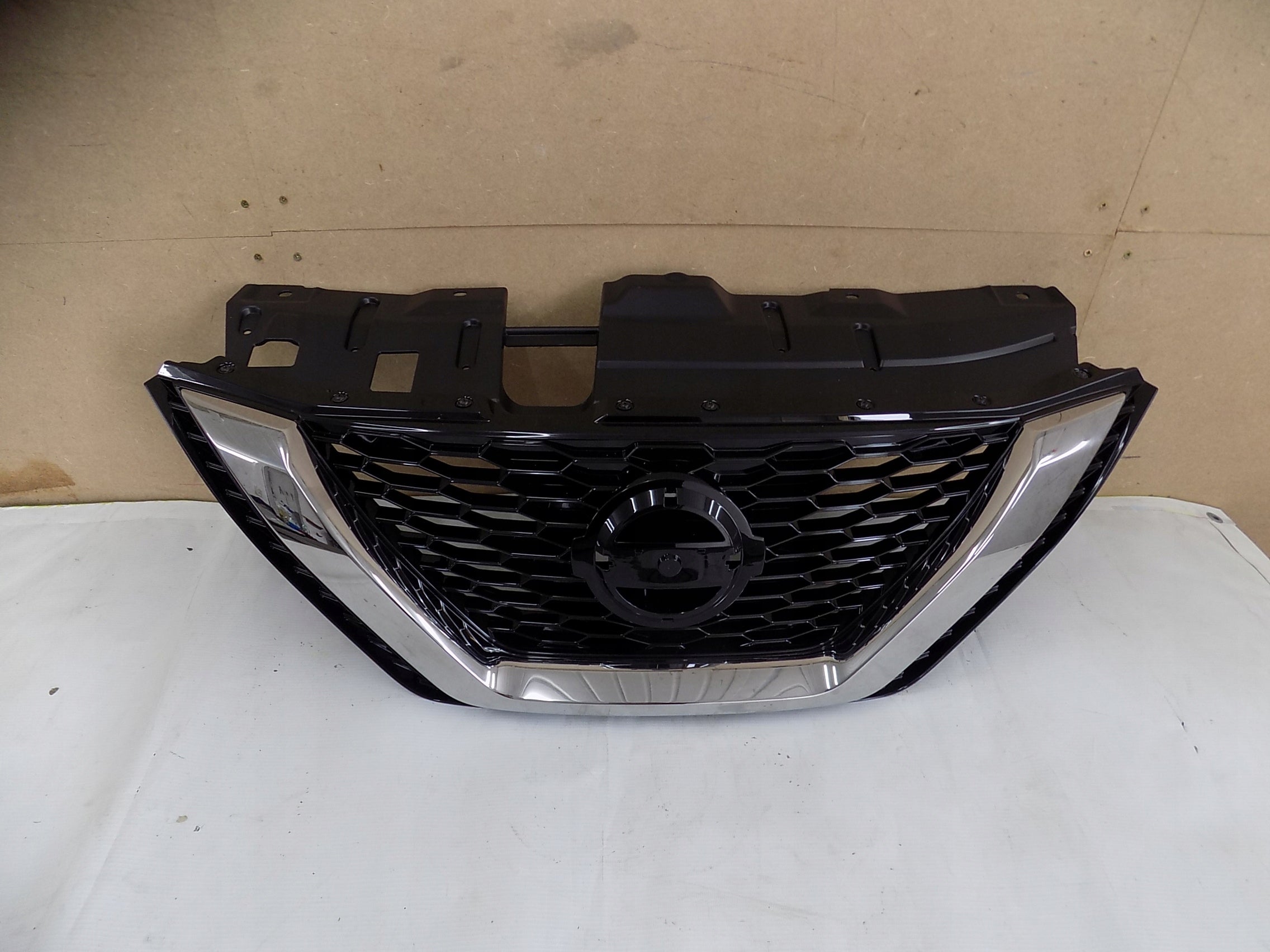 Kühlergrill Nissan QASHQAI J11 FRONTGRILL 62398HV80A Kühlergitter