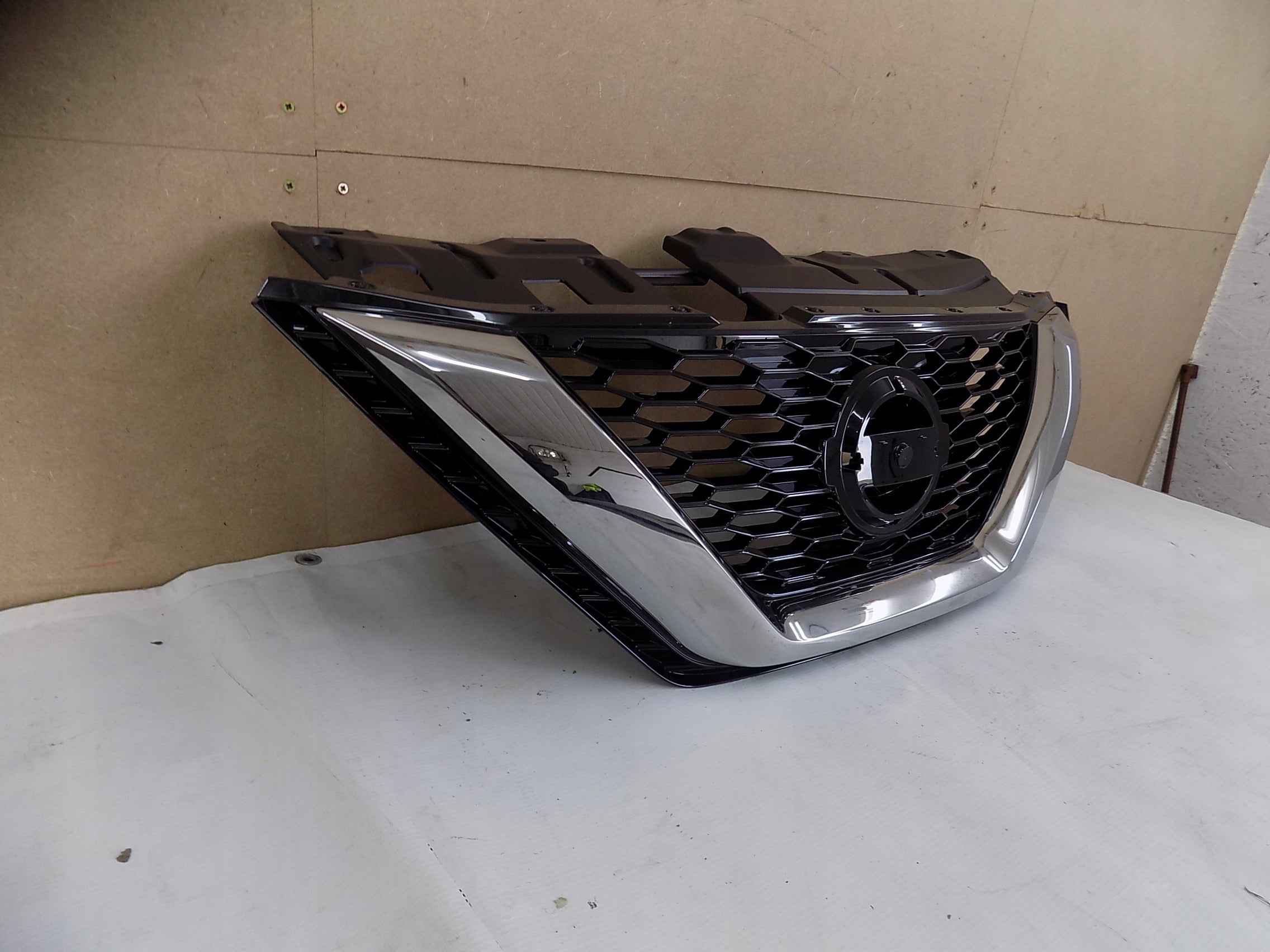 Kühlergrill Nissan QASHQAI J11 FRONTGRILL 62398HV80A Kühlergitter