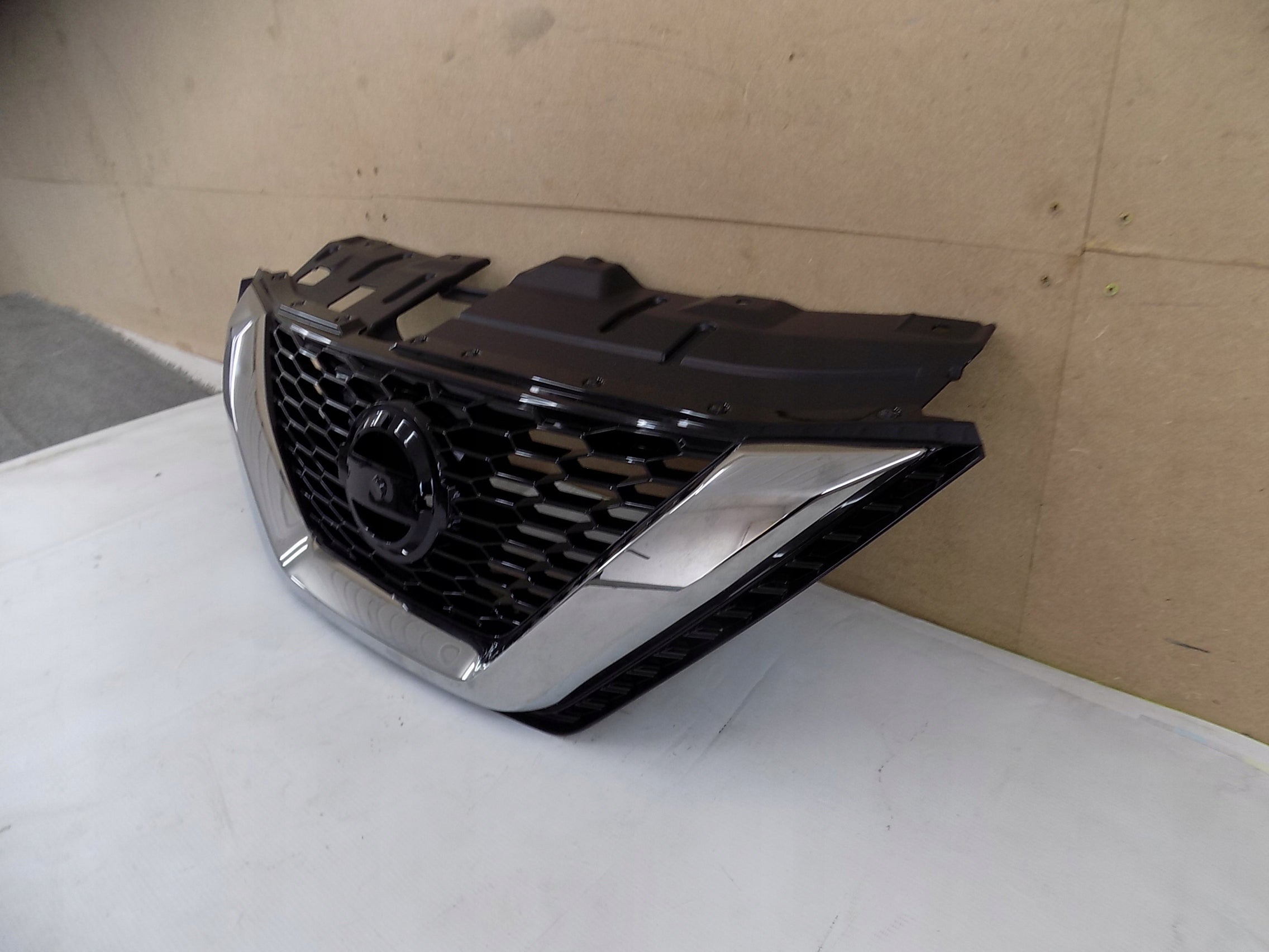 Kühlergrill Nissan QASHQAI J11 FRONTGRILL 62398HV80A Kühlergitter